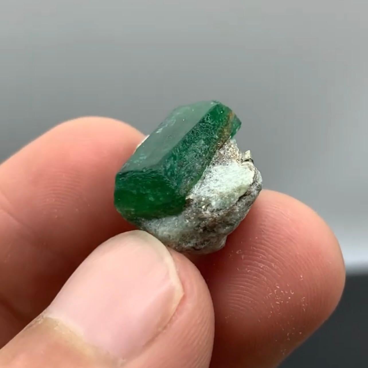 Pakistanais cristal d'émeraude doublement Terminé sur calcite avec pyrite du Pakistan en vente