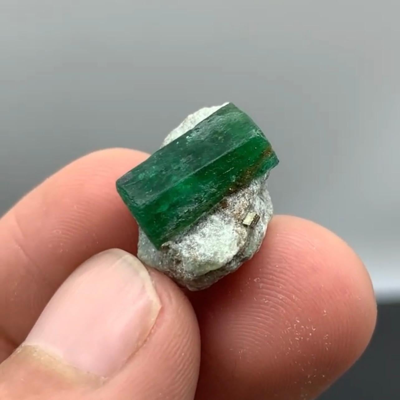 XXIe siècle et contemporain cristal d'émeraude doublement Terminé sur calcite avec pyrite du Pakistan en vente