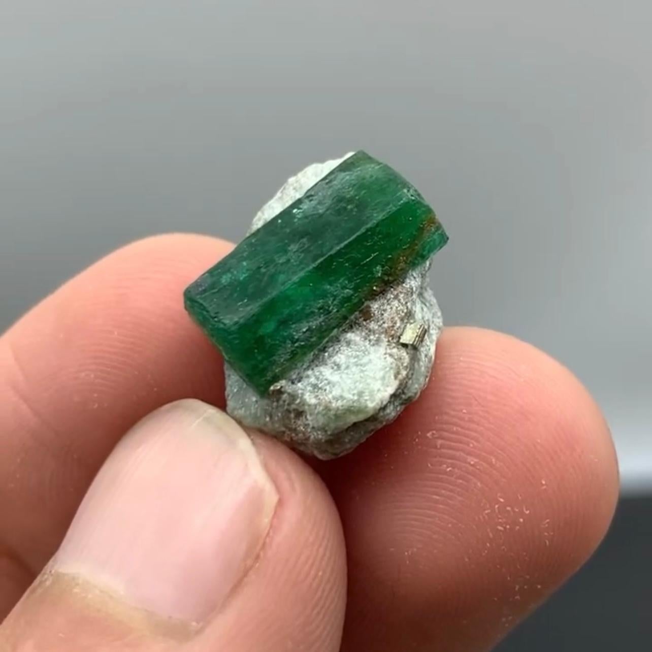 Autre cristal d'émeraude doublement Terminé sur calcite avec pyrite du Pakistan en vente