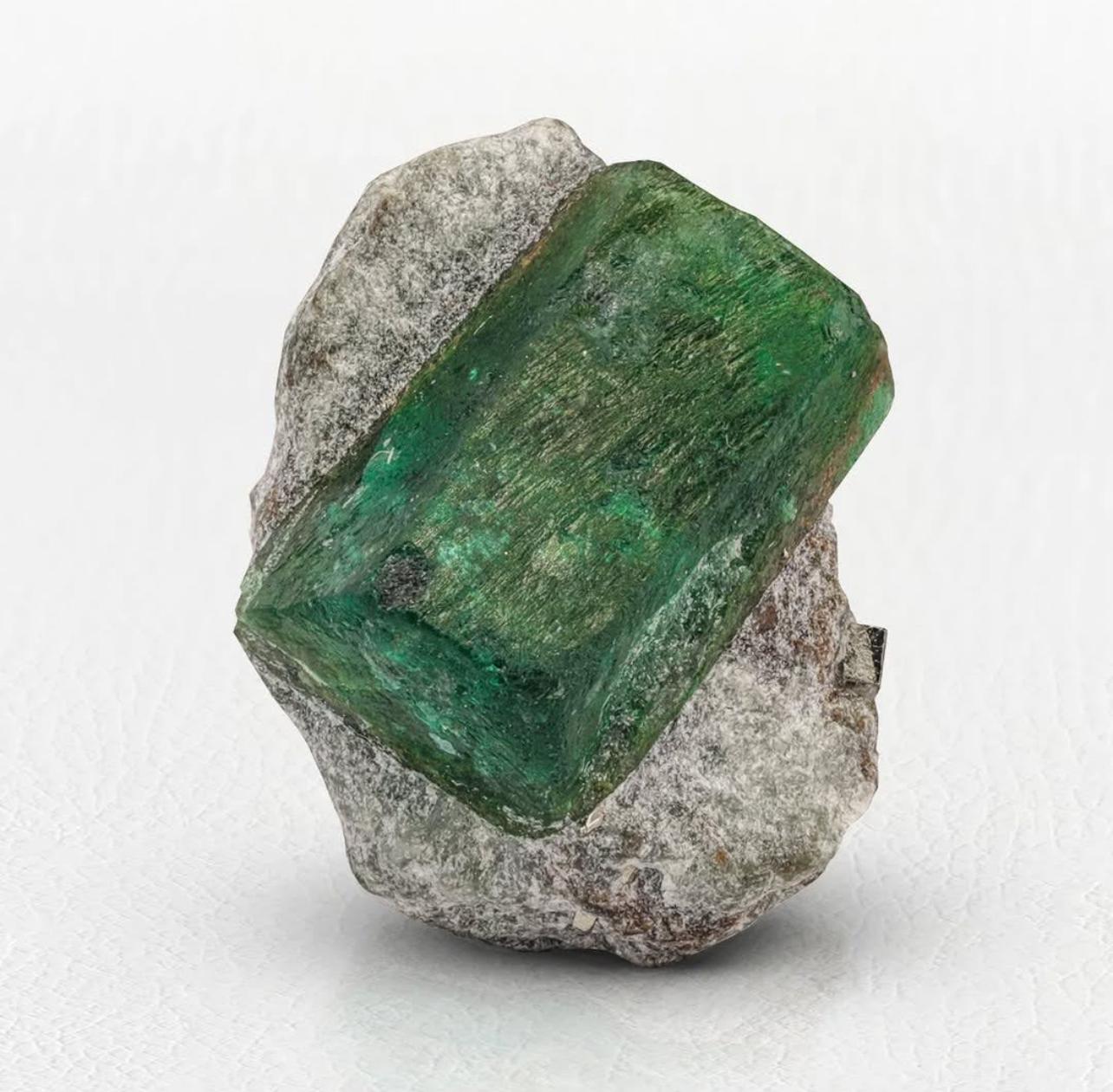 cristal d'émeraude doublement Terminé sur calcite avec pyrite du Pakistan en vente 1