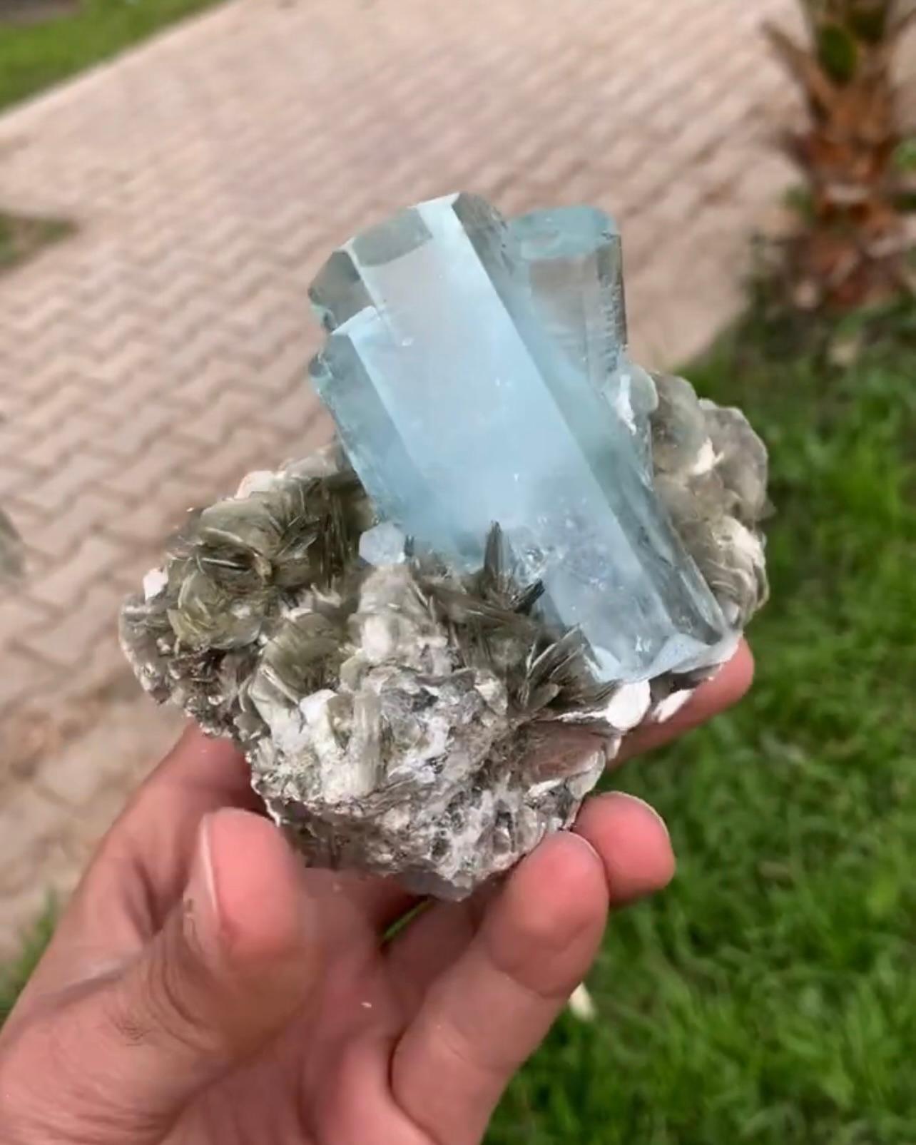 Double Terminated Focal Aquamarin-Kristalle auf Muscovite aus Pakistan (21. Jahrhundert und zeitgenössisch) im Angebot