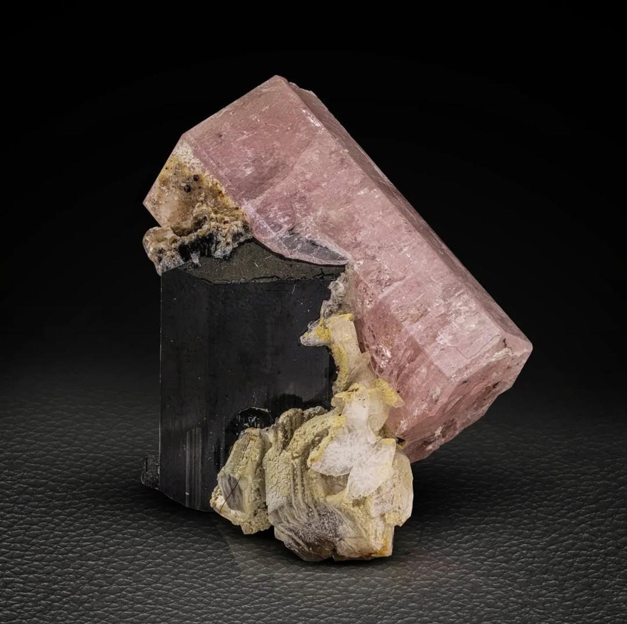 Informazioni sul prodotto:

Esemplare: Apatite rosa su Schorl e albite

Peso: 17 grammi

Dimensioni: H: 3,3 x L: 3 x P: 1,5 cm

Origine: Miniera di Chumar Bakhur, Valle di Nagar, Skardu, Pakistan

Trattamento: Nessuno

Descrizione:

Questo