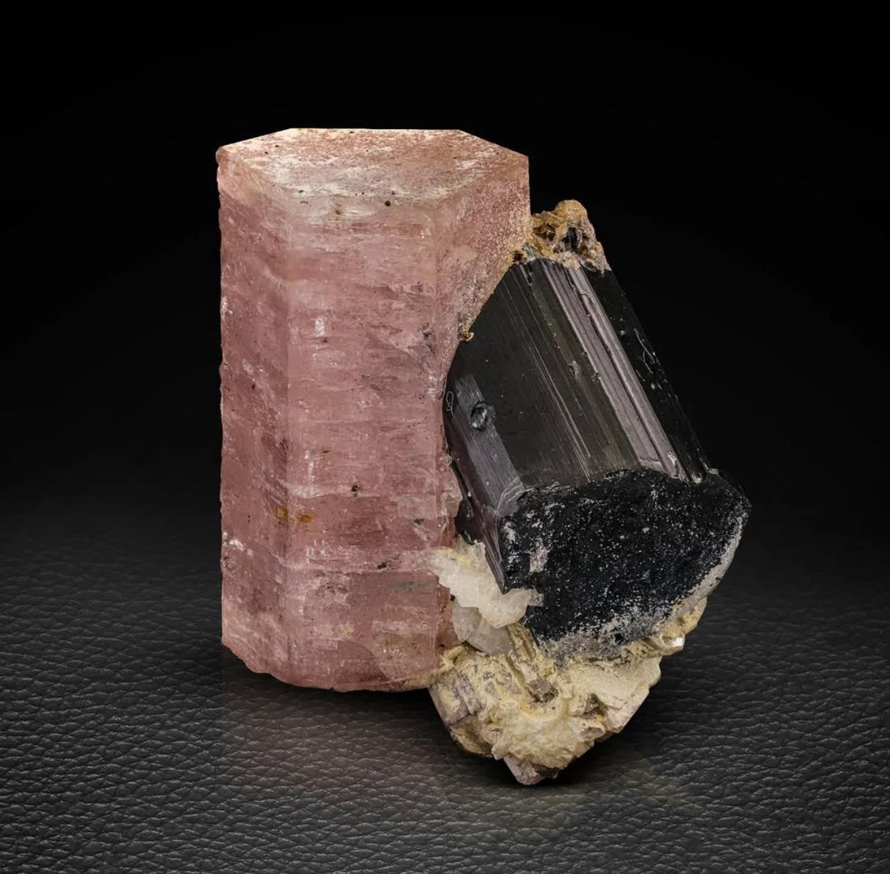 Apatite rosa a doppia terminazione appollaiata su scoro con albite dal Pakistan In condizioni buone in vendita a Peshawar, PK