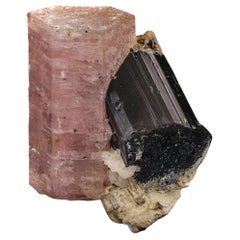 Apatite rosa a doppia terminazione appollaiata su scoro con albite dal Pakistan