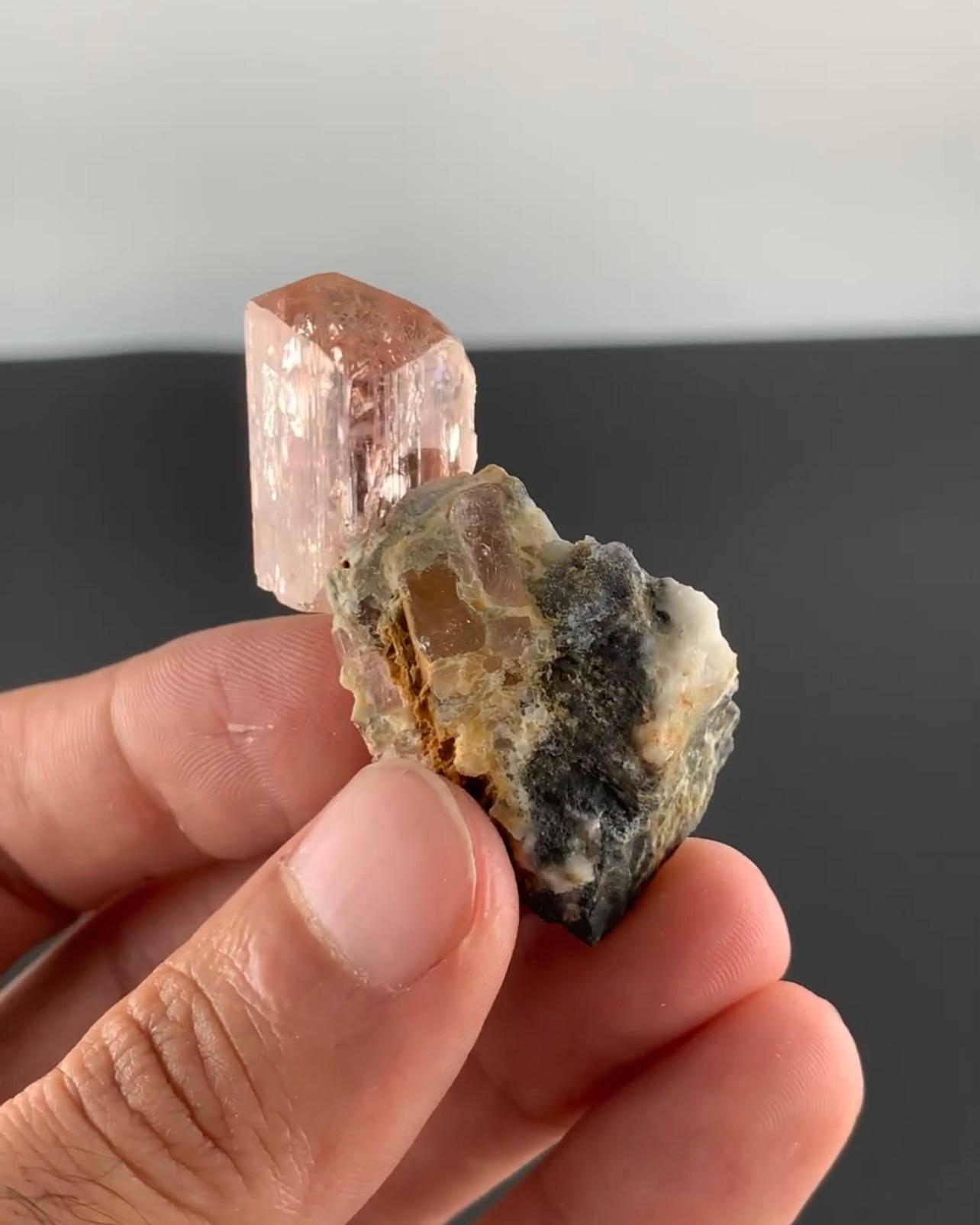 Informationen zum Produkt:

Name der Probe: Topas-Kristall auf Calcit-Matrix 

Gewicht: 24 Gramm

Abmessungen: H: 5 x B: 2,5 x T: 1,5 cm

Behandlung: Keine

Herkunft: Katlang Mine, Bezirk Mardan, Provinz KPK, Pakistan

Beschreibung:

Dieses