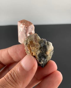 Doppelt Terminierter rosafarbener pfirsichfarbener Topas-Kristall auf Matrix aus Pakistan