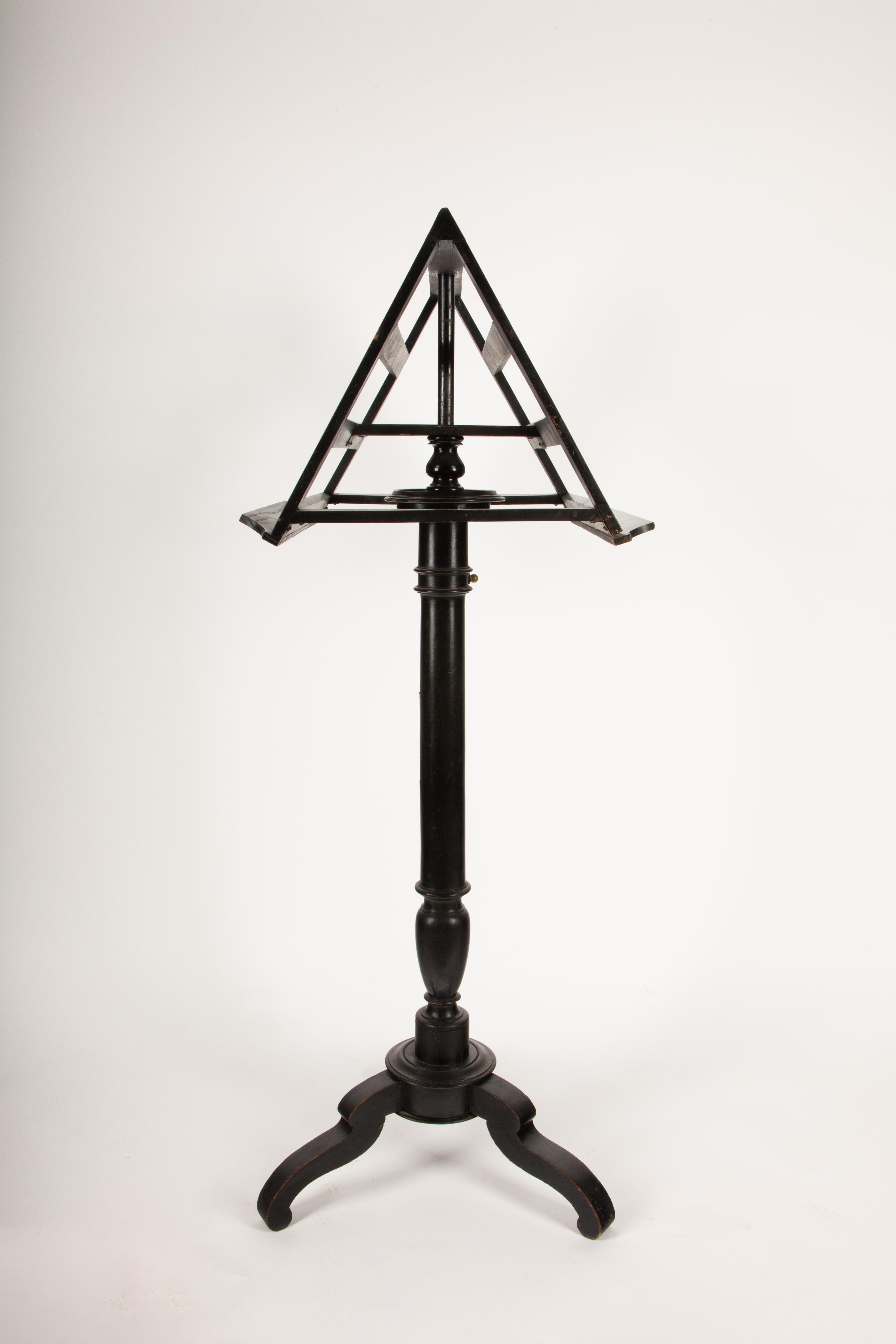 Cet élégant pupitre à double face du XIXe siècle, réalisé en laque noire, illustre la finesse de l'artisanat de l'époque. Le stand présente une conception à double face, permettant à plusieurs musiciens de partager le stand simultanément. Il est