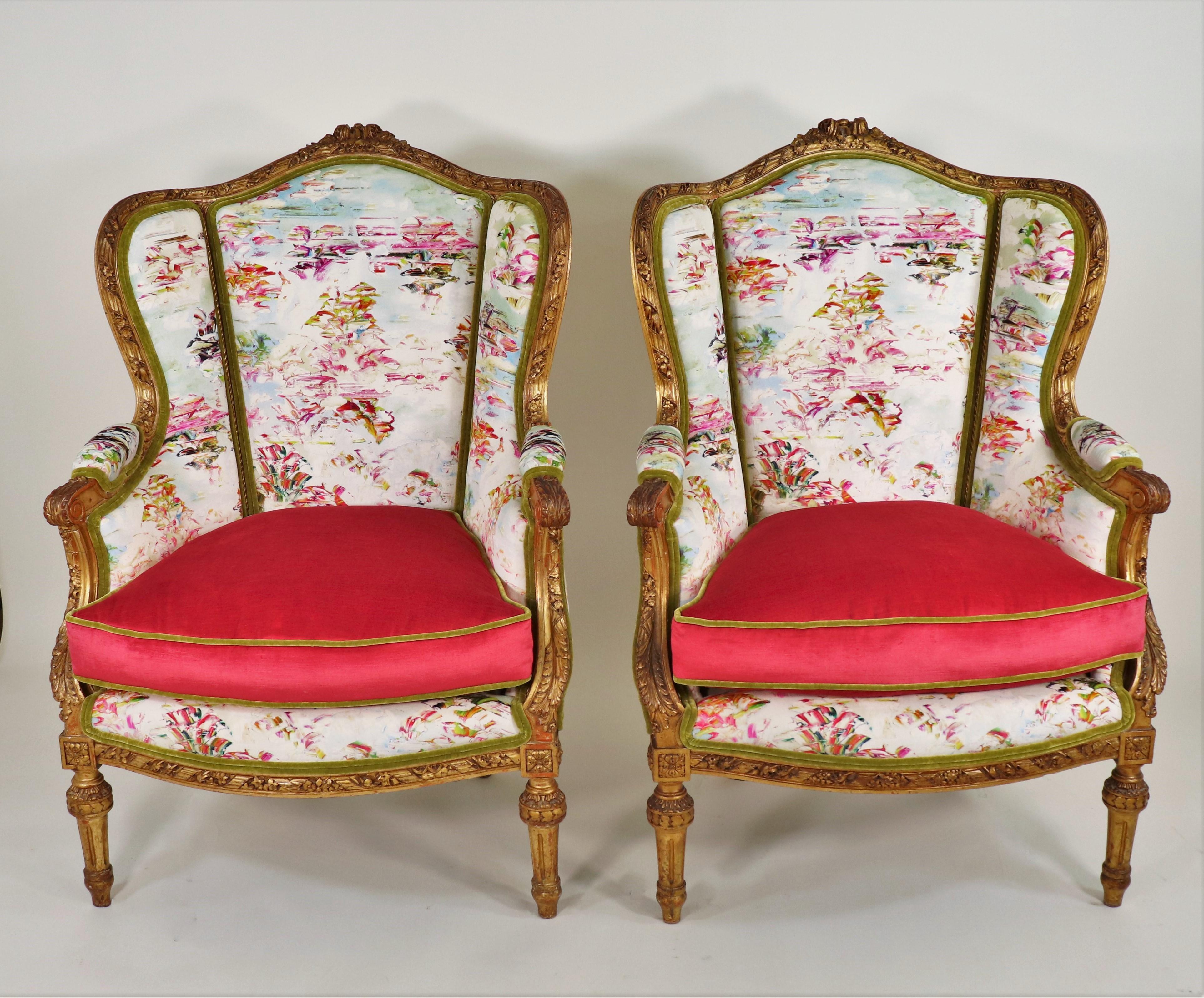 Cette paire de fauteuils bergère en bois doré de style Louis XVI du milieu du XIXe siècle est polyvalente, classique et confortable. Au cours de la seconde moitié du XVIIIe siècle, le mobilier français a subi une révision néoclassique qui l'a