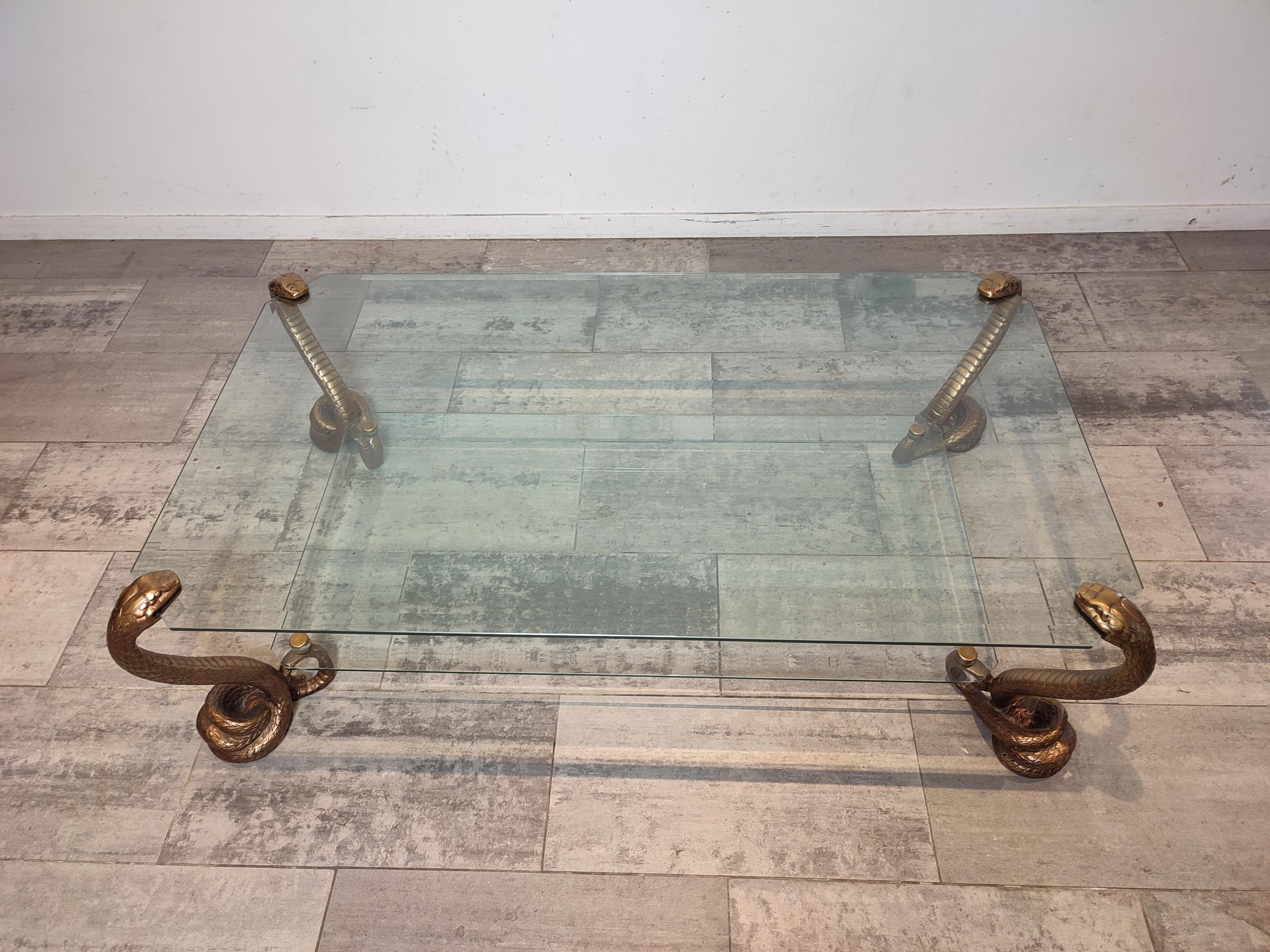 Doppelstöckiger Tisch aus Messing und Schlangenglas im Zustand „Gut“ im Angebot in Waasmunster, BE