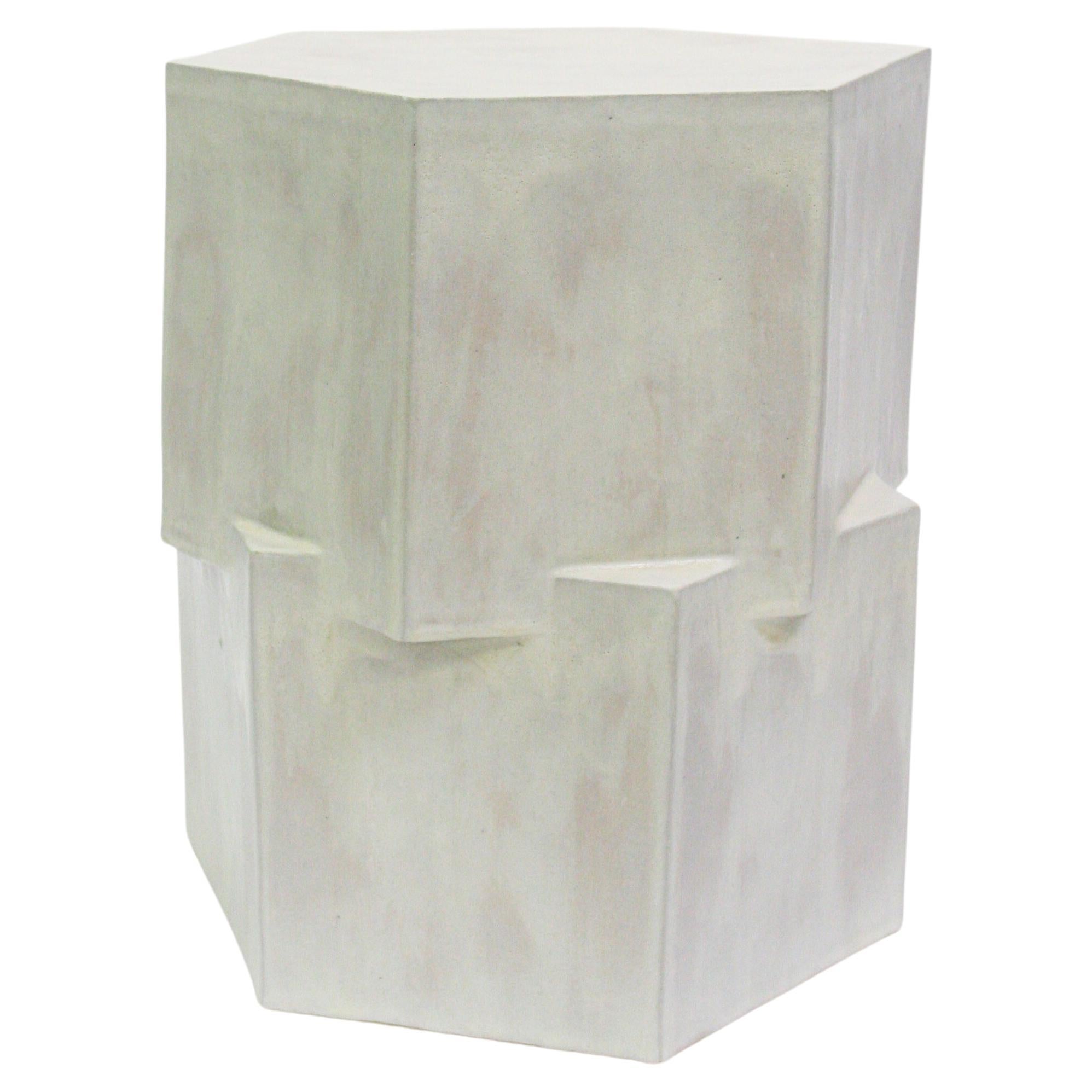 Table d'appoint hexagonale en céramique à double étage en crème de BZIPPY