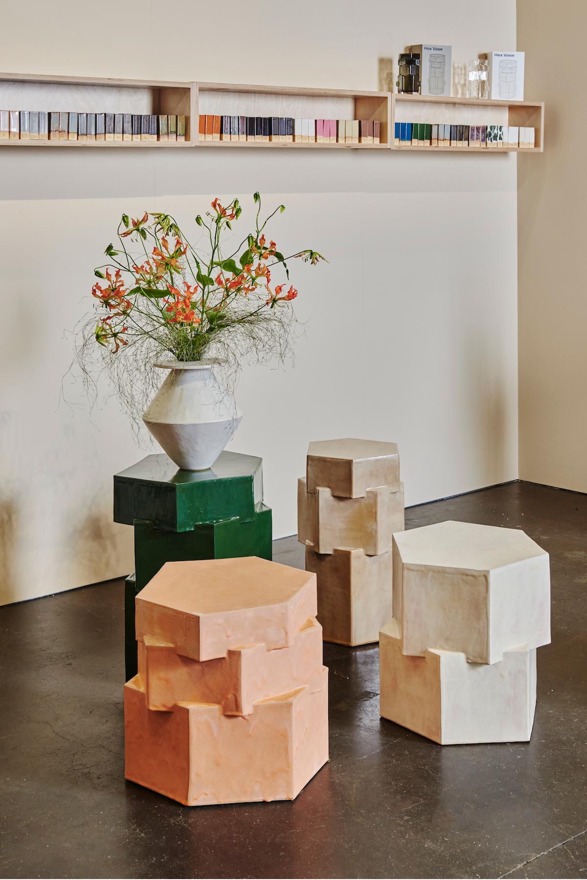 Américain Table d'appoint hexagonale en céramique à double étage en terre cuite brute de BZIPPY en vente