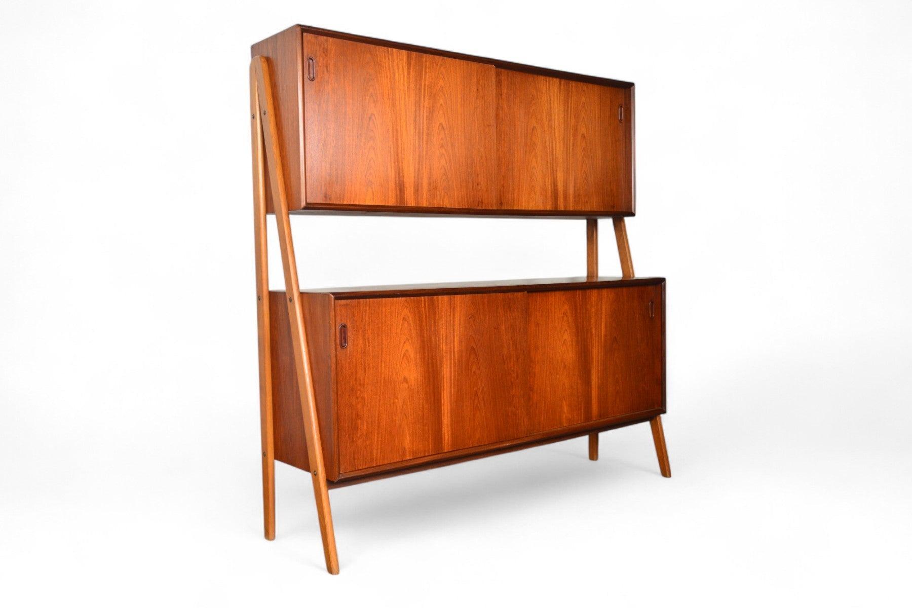 Mid-Century moderno Credenza danese del metà secolo a due piani in Teak + Oak in vendita