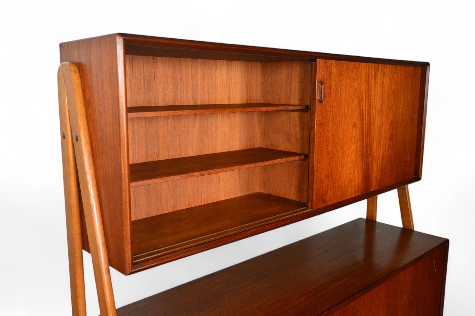 Credenza danese del metà secolo a due piani in Teak + Oak In condizioni buone in vendita a Berkeley, CA