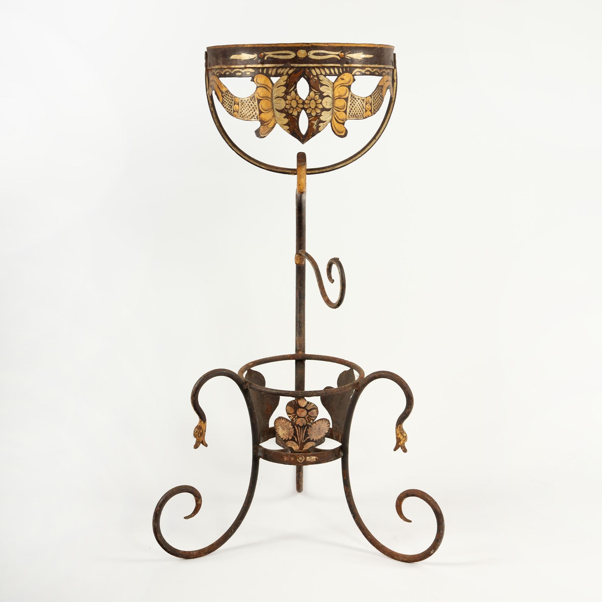 Jardinière antique en fer forgé à deux niveaux, peinte à la tôle
Charmant cache-pot ancien à deux niveaux en fer forgé, peint à la main dans la tradition du tole, fin 19e - début 20e siècle. Ce support décoratif présente des pieds en fer à