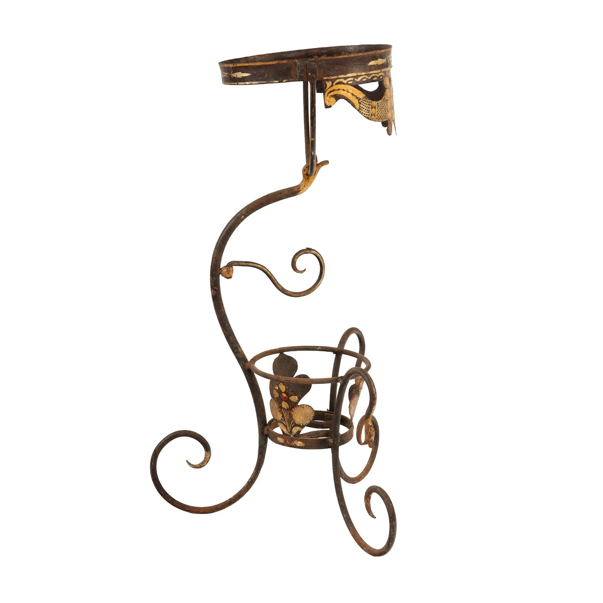 Jardinière à deux étages en fer peint à la tôle Excellent état - En vente à New York, NY
