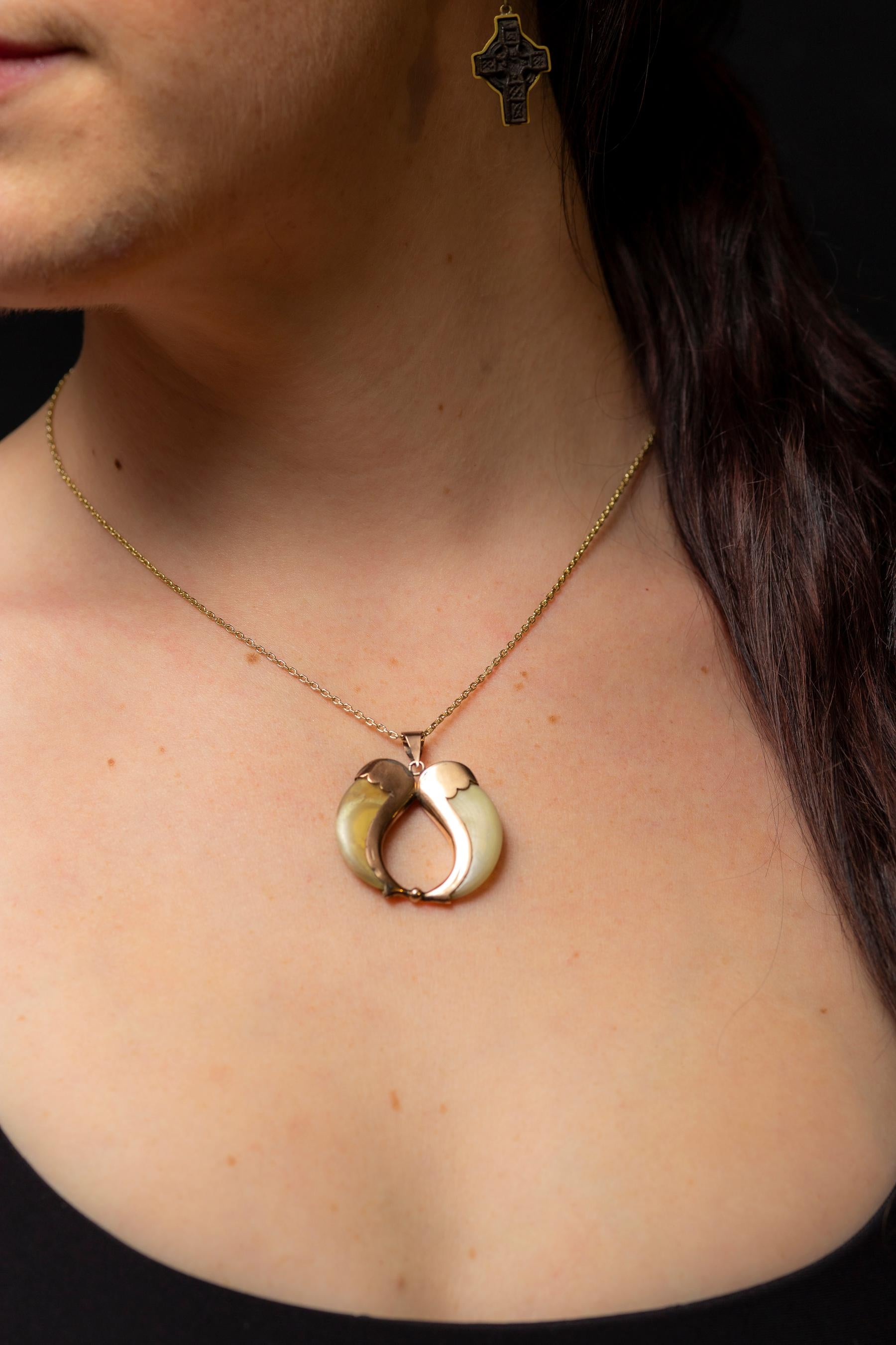 Antiker Raj-Tiger-Krallen-Schmuck ist selten auf dem Markt. Eine Doppelkralle ist sehr begehrt und noch seltener. Die indianische Bevölkerung glaubte, dass die Tigerkralle Kraft gegen das Böse hatte und ein Zeichen der Stärke war. Die Tigerkralle