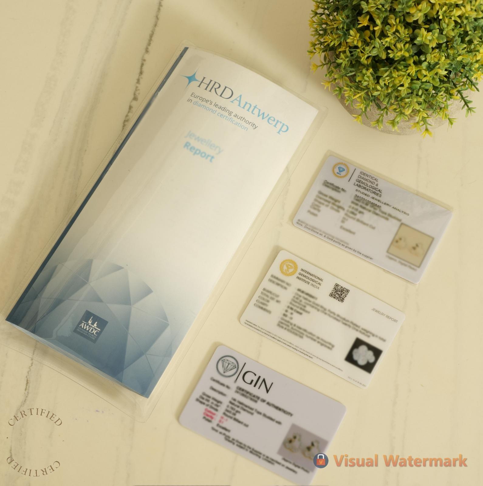 Tutti i nostri gioielli sono certificati da un laboratorio terzo come IGI, HRD, IDGL, GIN o SGL.

La collana con diamanti a strati a doppio triangolo è un pezzo sorprendente che incarna l'eleganza contemporanea e la bellezza geometrica. Presenta un