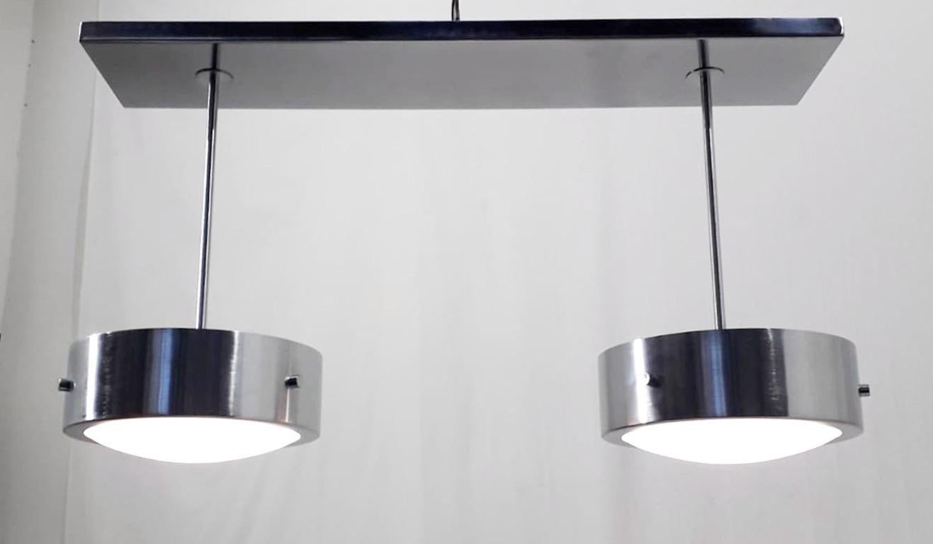Montatura da incasso moderna italiana con 2 paralumi in vetro di Murano bianco lucido racchiusi in doppie fasce di bordo in cromo satinato, sospesi da una piastra da soffitto in cromo satinato. 
Disegnato da Fabio Bergomi per Fabio Ltd / Made in