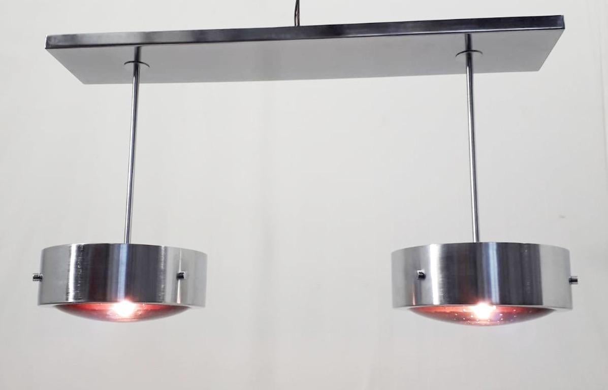 Encastré moderne italien avec 2 abat-jour en verre de Murano améthyste soufflé à la main avec des bulles à l'intérieur du verre en utilisant la technique Bollicine, entourés de doubles bandes de finition en chrome satiné, suspendus à une plaque de