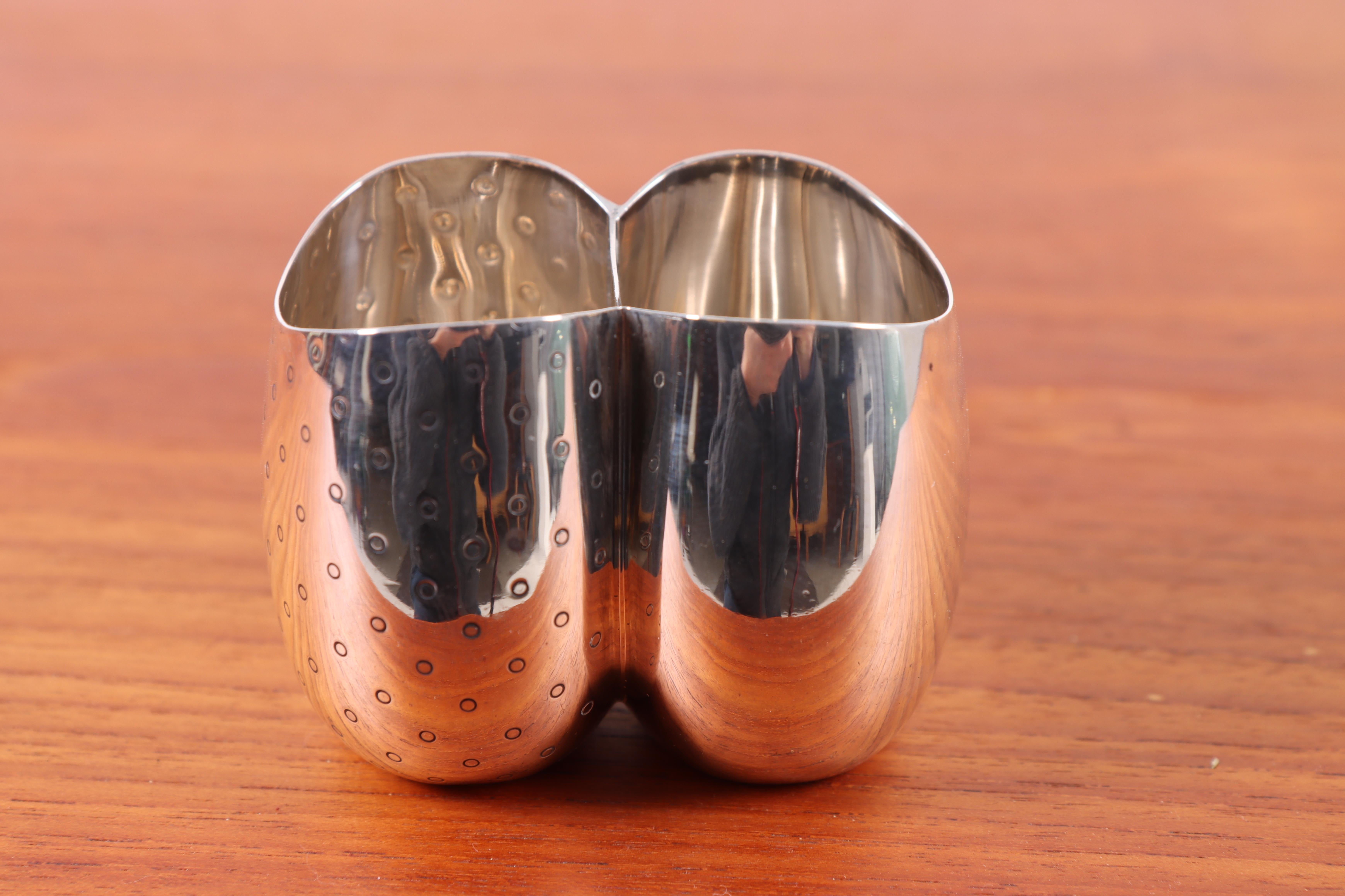 Vaso doppio in argento sterling, disegnato da Tove & Edvard Kindt-Larsen e realizzato da A. Michelsen, Danimarca, 1947.