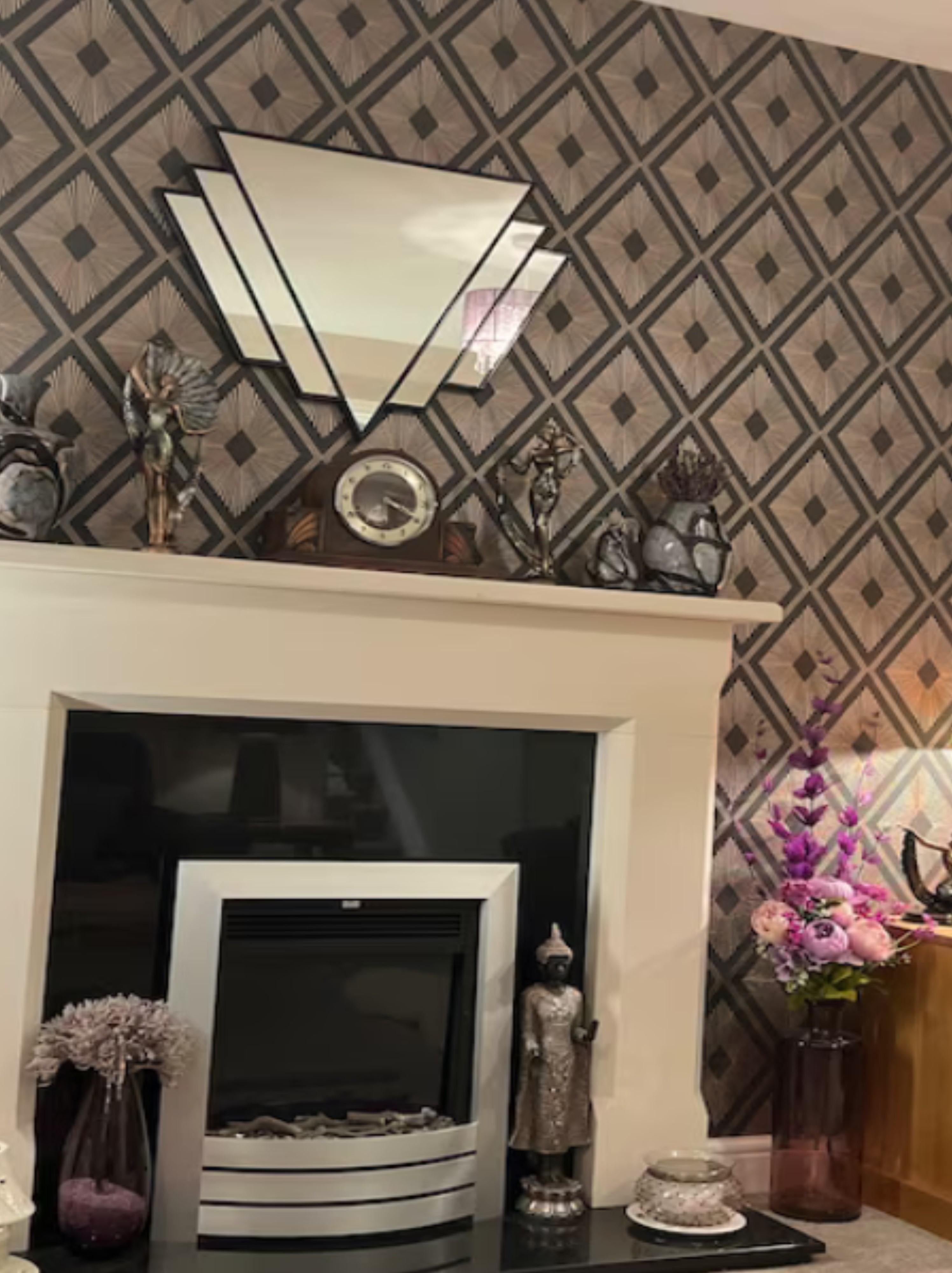 Notre Double W original est un miroir Art déco. En utilisant un centre de forme triangulaire comme point de départ, nous avons créé deux pièces de verre en forme d'éventail, toutes deux de longueurs différentes, pour créer l'un de nos designs les