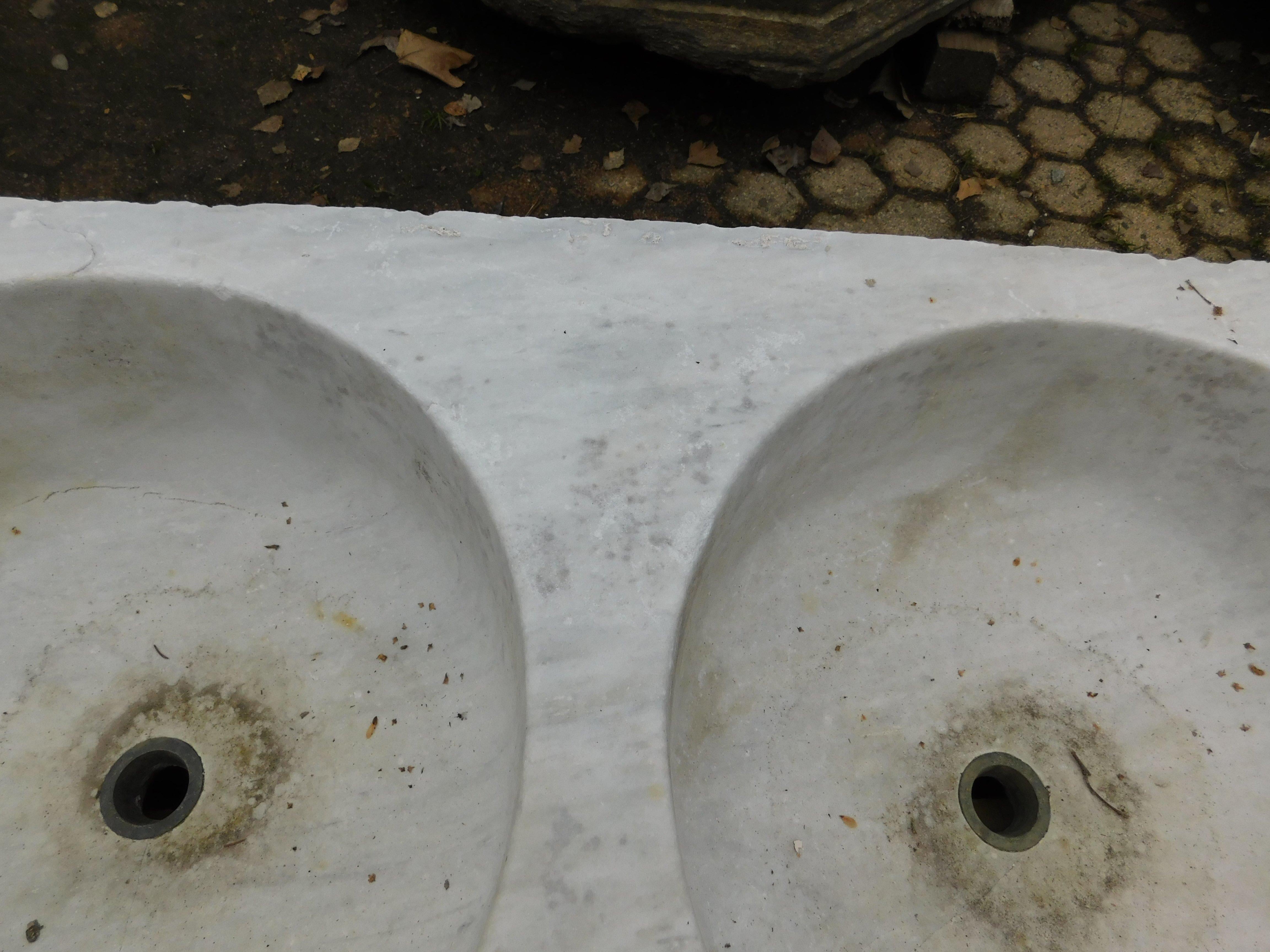 Double washbasin, Carrara white marble sink for indoors or outdoors, 1900s For Sale 1