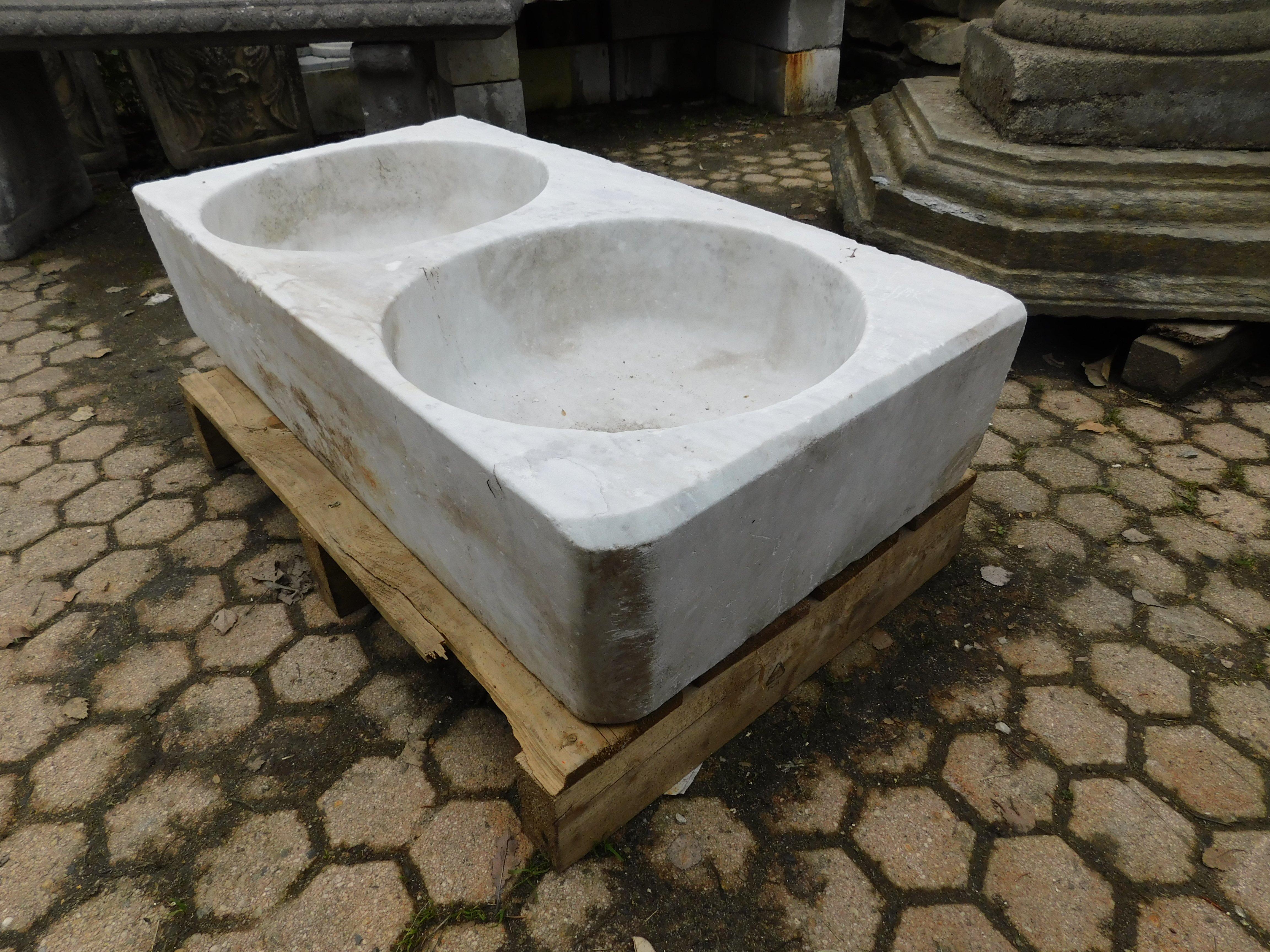 Double washbasin, Carrara white marble sink for indoors or outdoors, 1900s For Sale 2