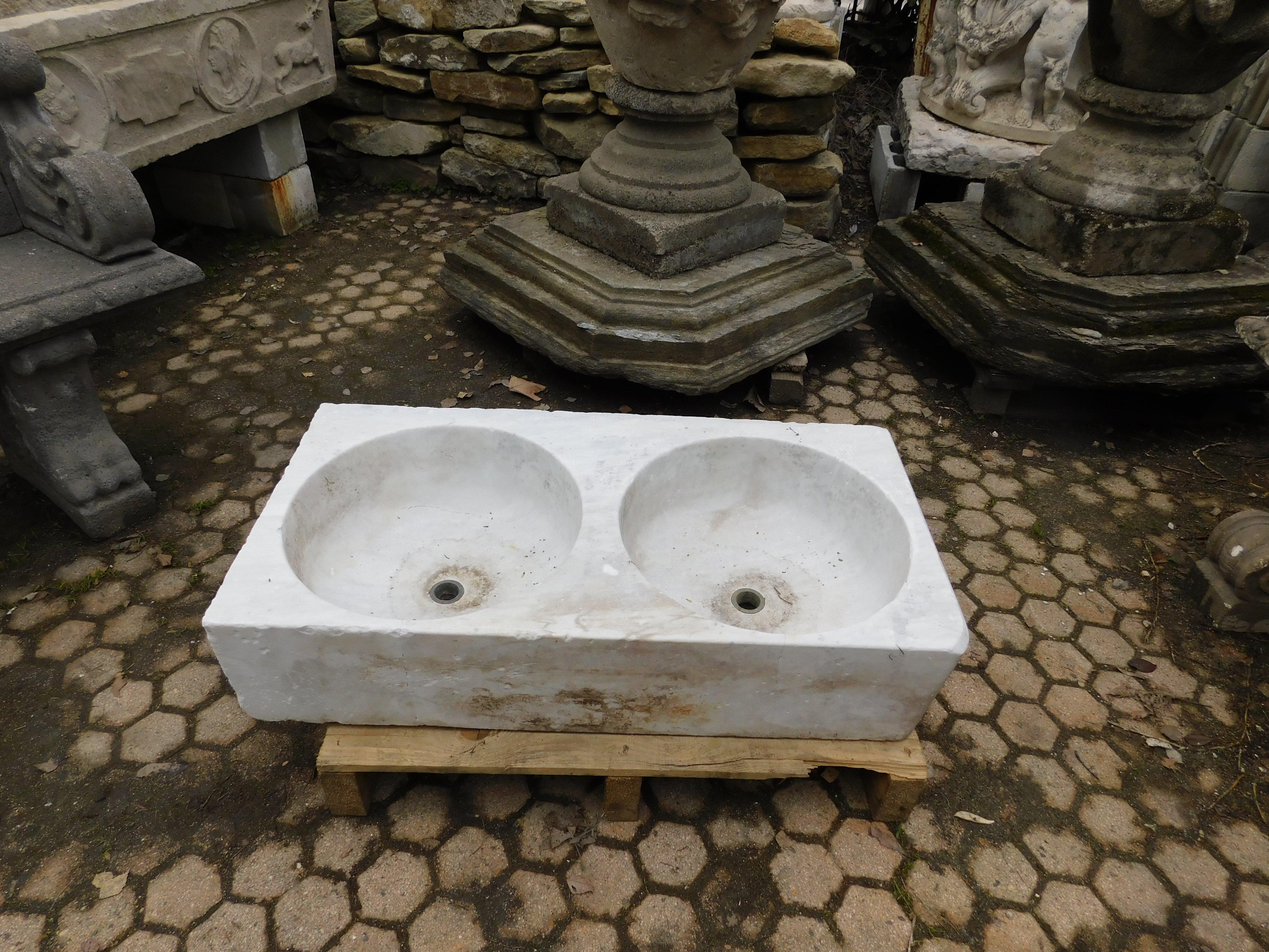 Antikes Doppelwaschbecken aus weißem Carrara-Marmor für den Innen- oder Außenbereich, gebaut in der zweiten Hälfte des 19. Jahrhunderts in Italien, mit kostbarem weißem Marmor, es hat zwei runde Becken mit einem Umfang von 40 cm und einer Höhe von