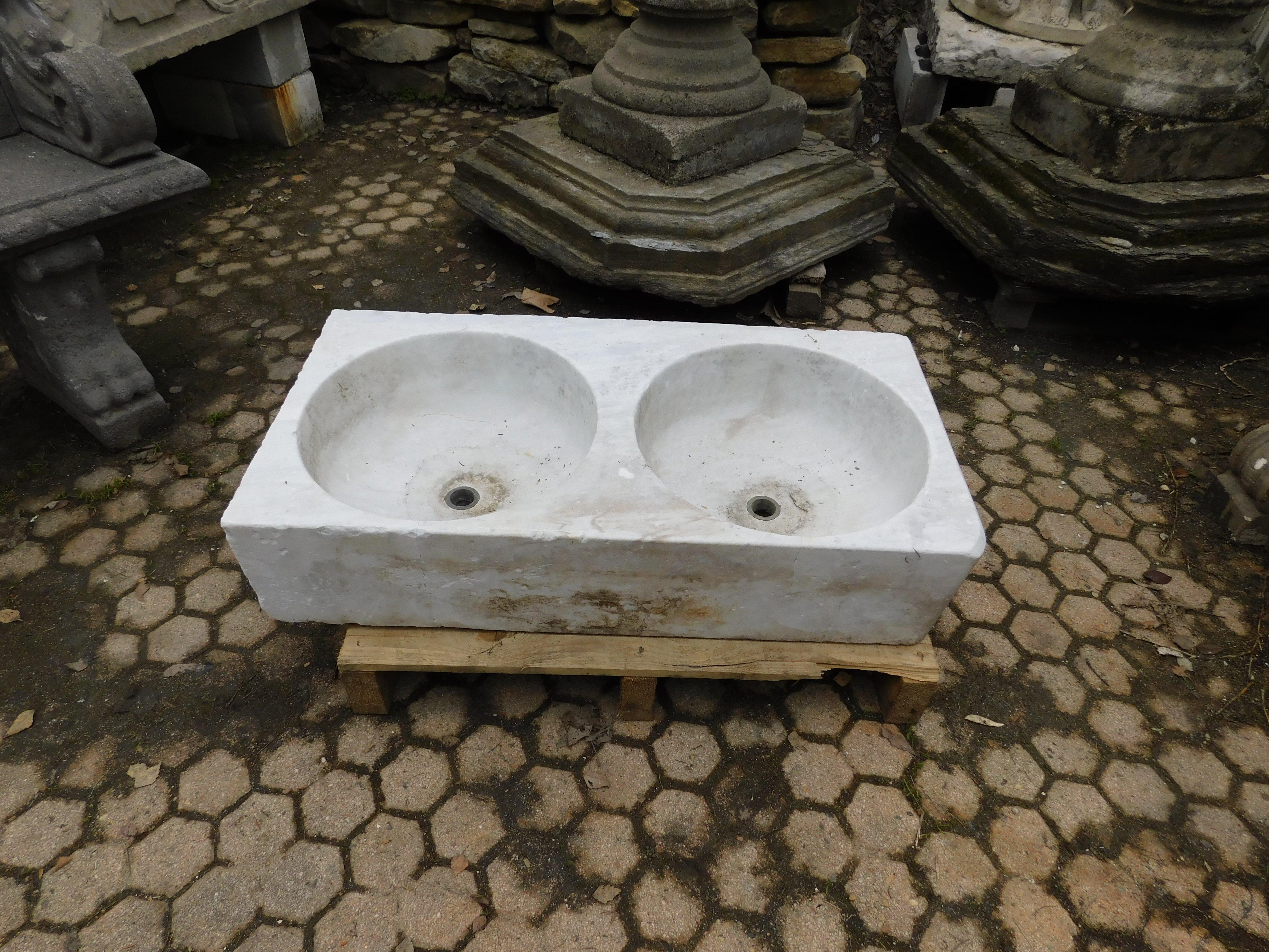 Doppelwaschbecken, Waschbecken aus weißem Carrara-Marmor für den Innen- und Außenbereich, um 1900 (Italienisch) im Angebot