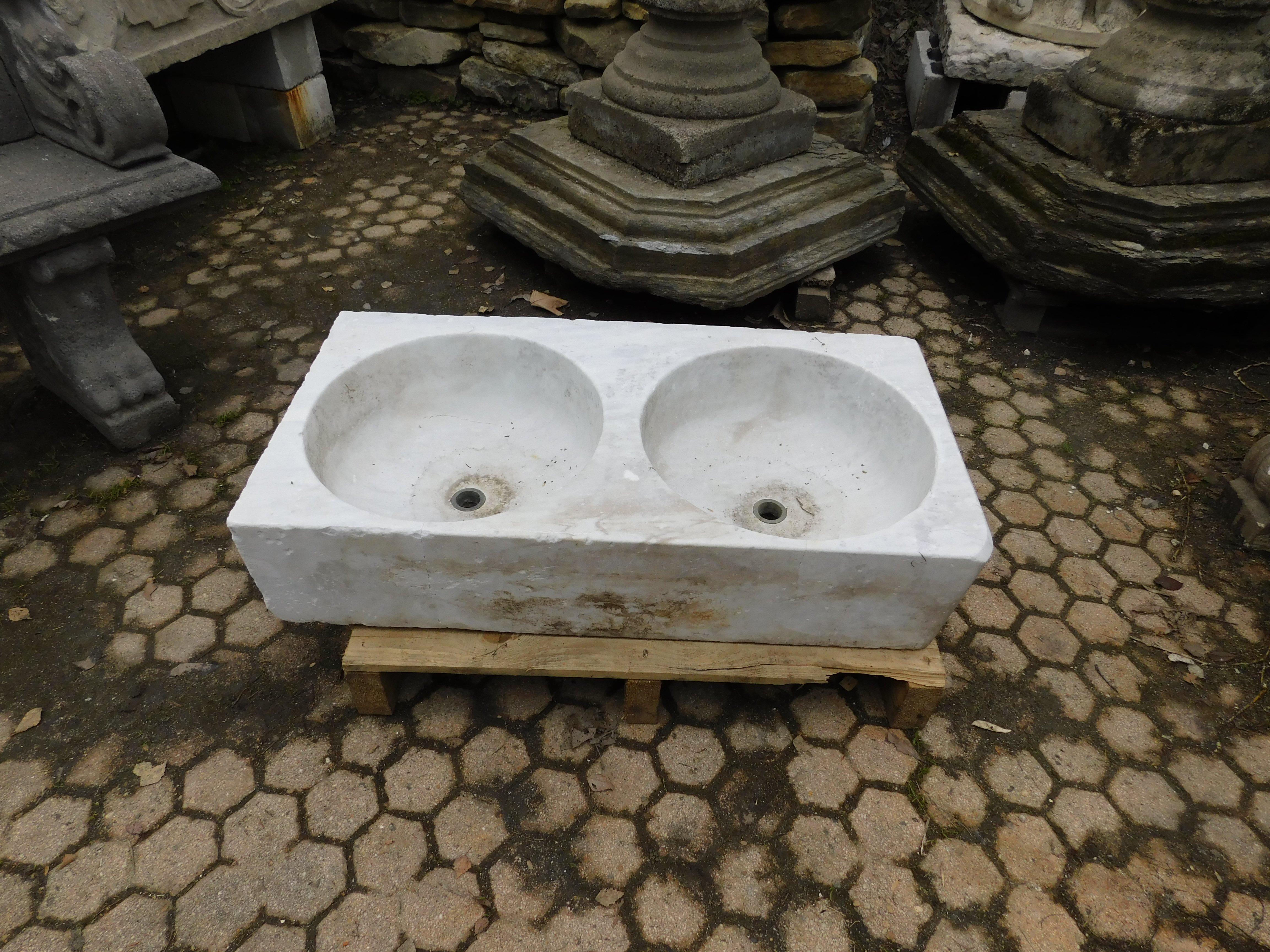 Italian Double washbasin, Carrara white marble sink for indoors or outdoors, 1900s For Sale