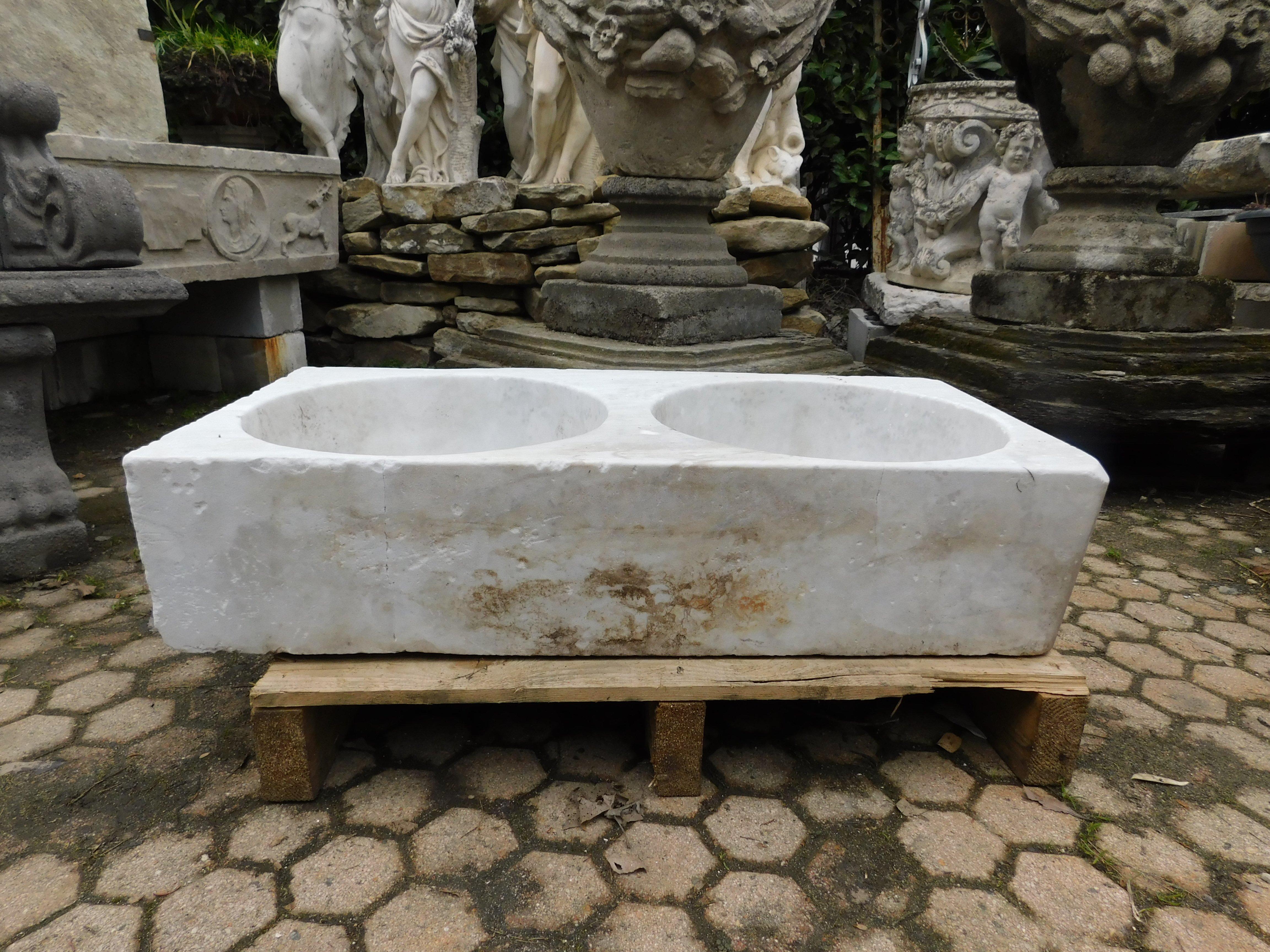 Double washbasin, Carrara white marble sink for indoors or outdoors, 1900s In Good Condition For Sale In Cuneo, Italy (CN)