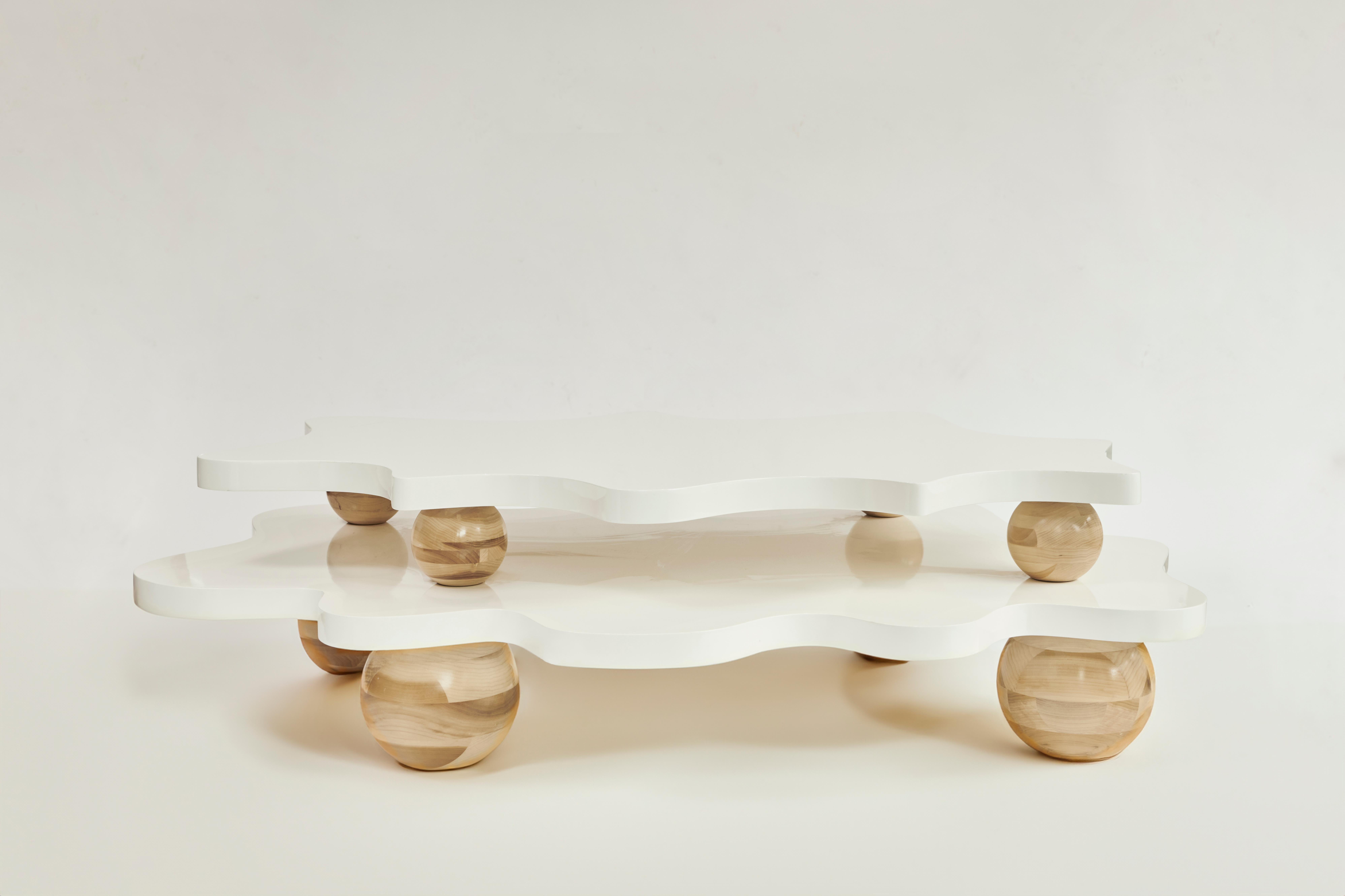 Moderne Table basse à double vague, table en laque blanche de Christian Siriano en vente