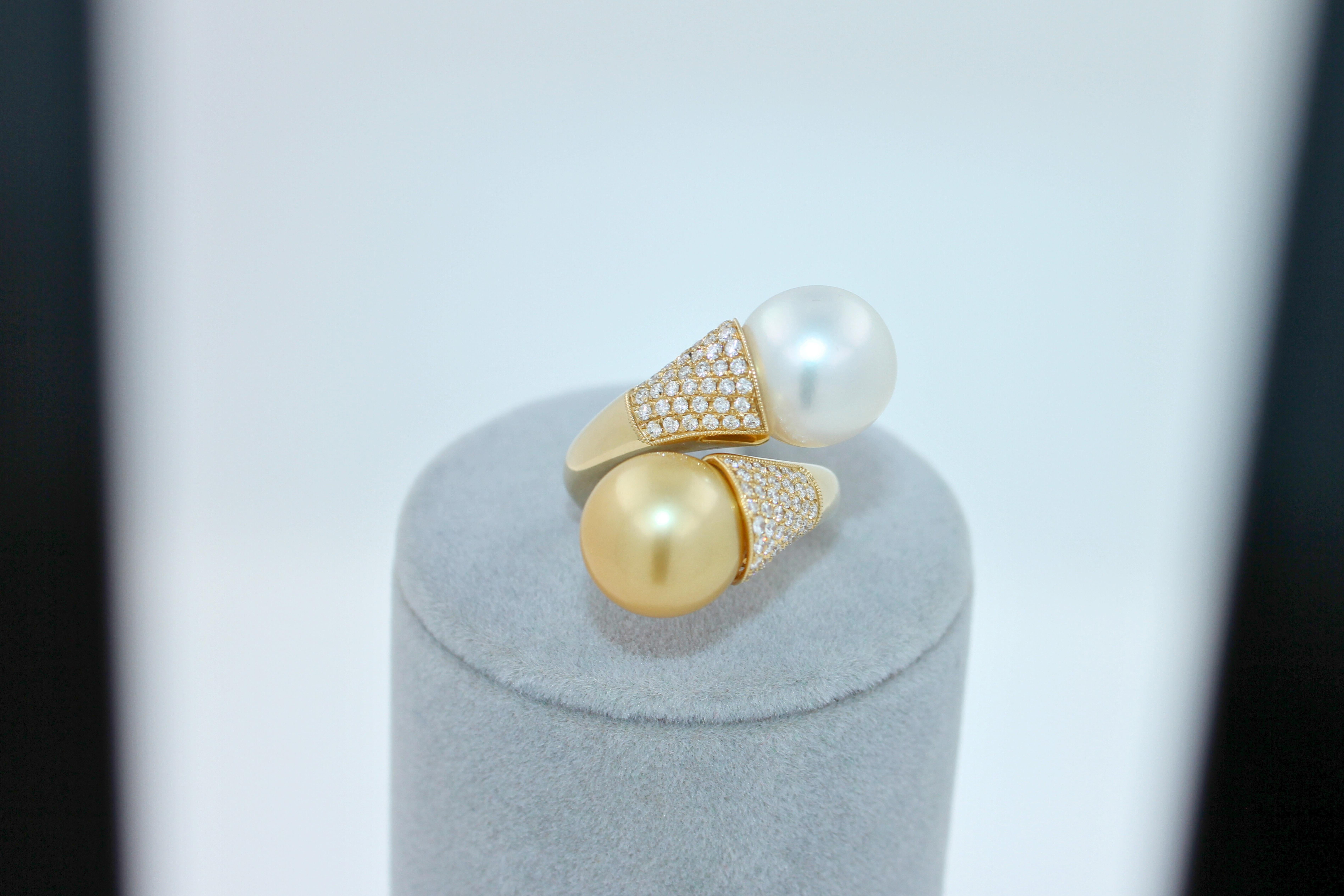 Bague en or 14 carats avec double perle blanche et jaune des mers du Sud pavée de diamants en vente 3