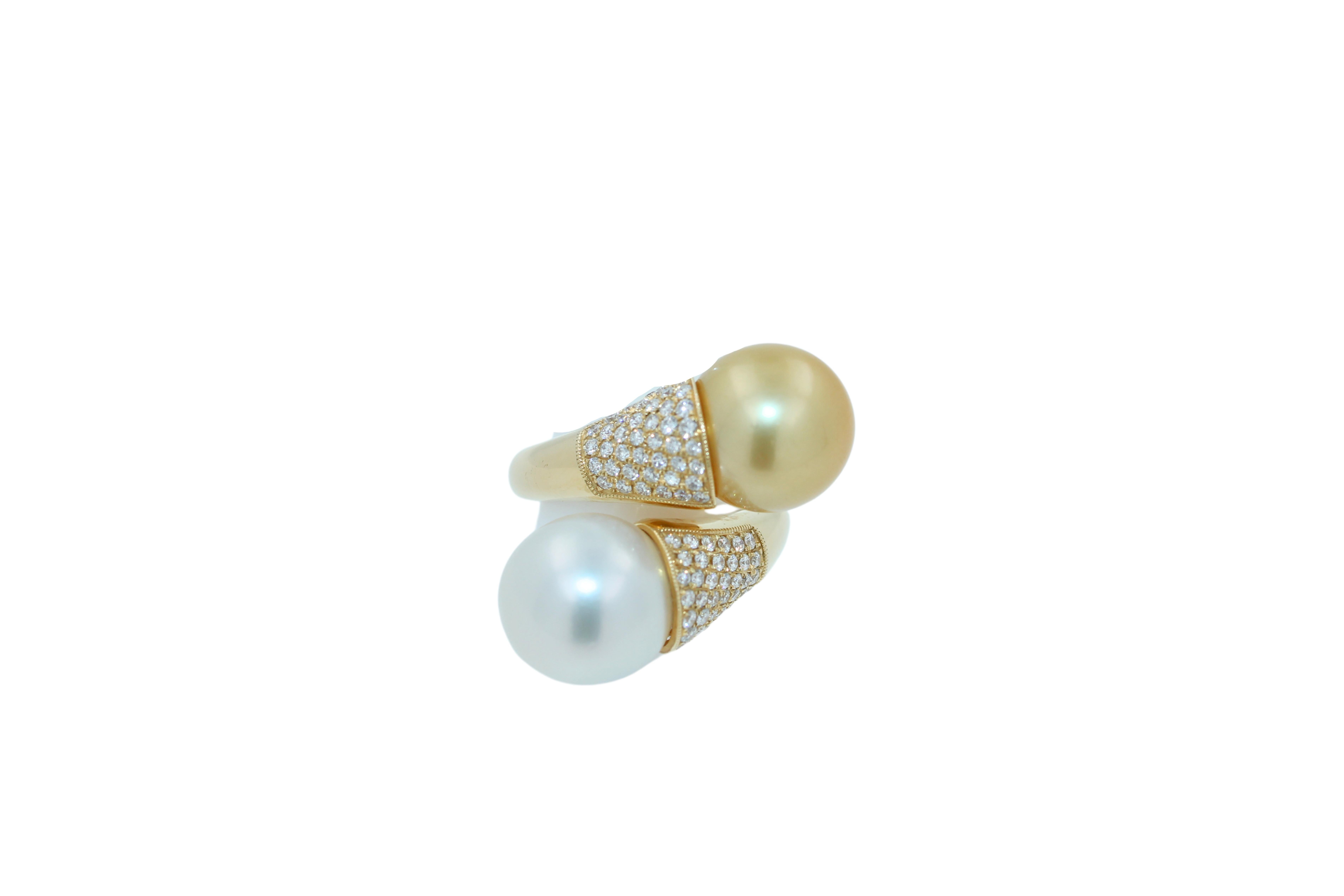 Baroque Bague en or 14 carats avec double perle blanche et jaune des mers du Sud pavée de diamants en vente