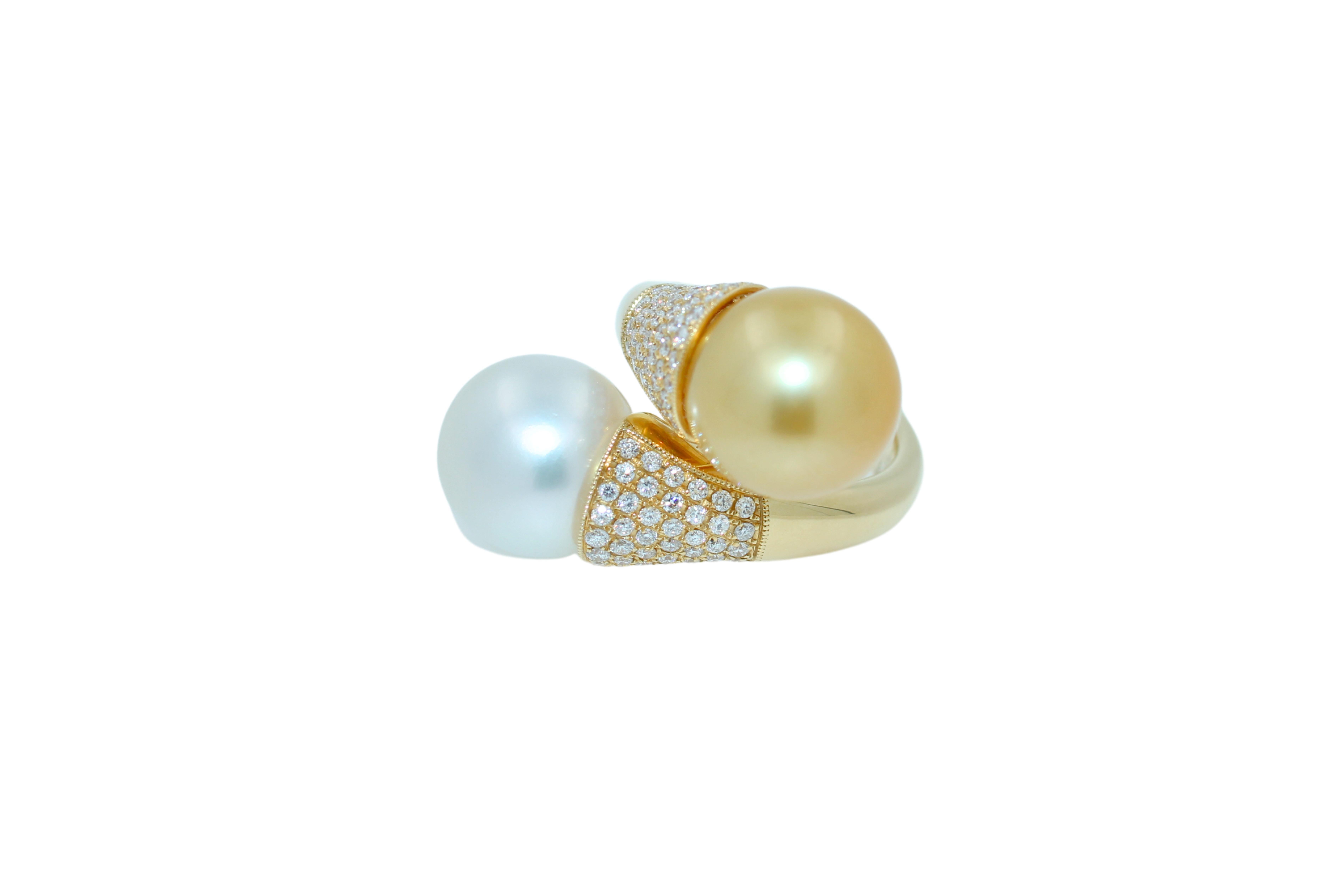 Taille brillant Bague en or 14 carats avec double perle blanche et jaune des mers du Sud pavée de diamants en vente