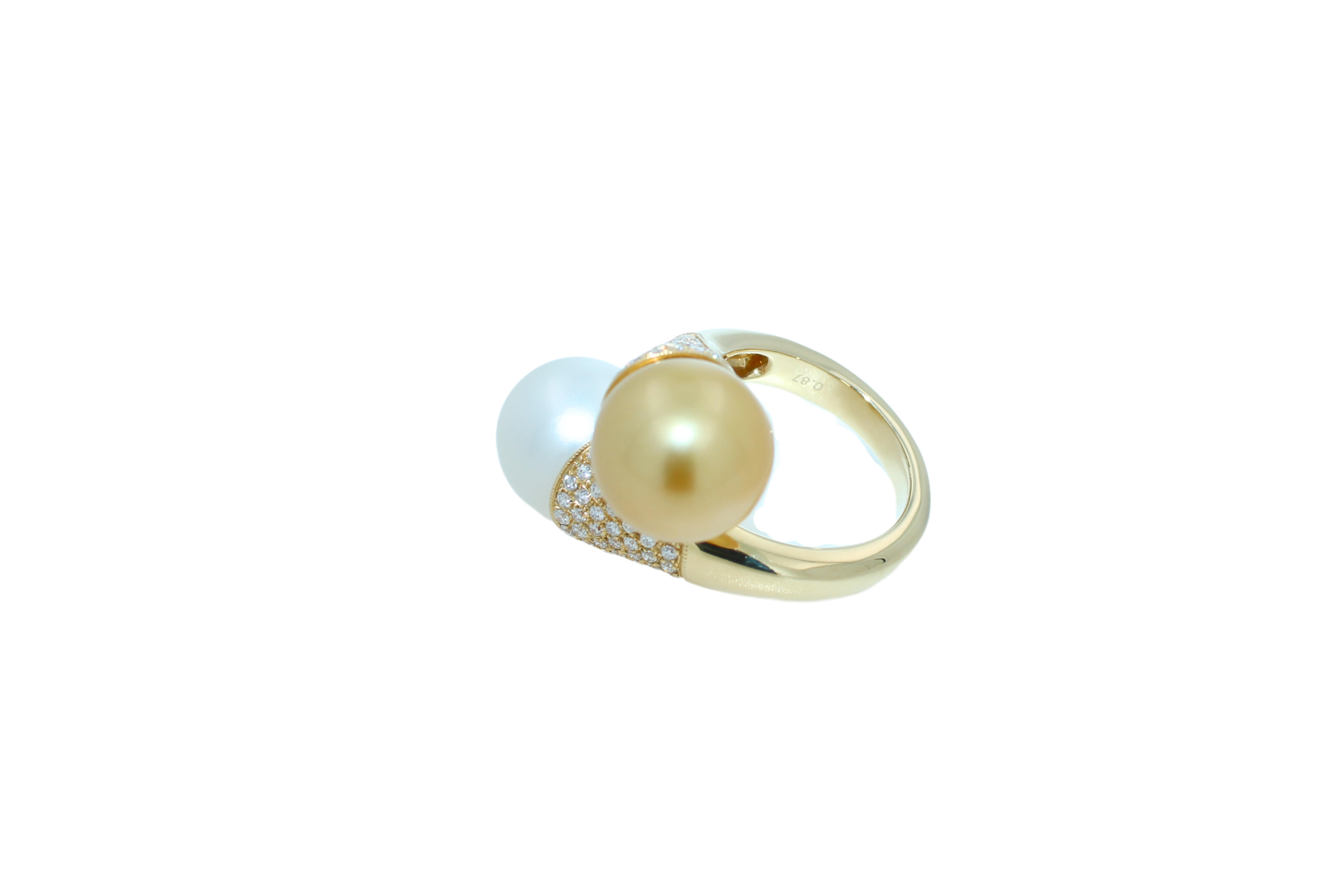 Bague en or 14 carats avec double perle blanche et jaune des mers du Sud pavée de diamants en vente 1