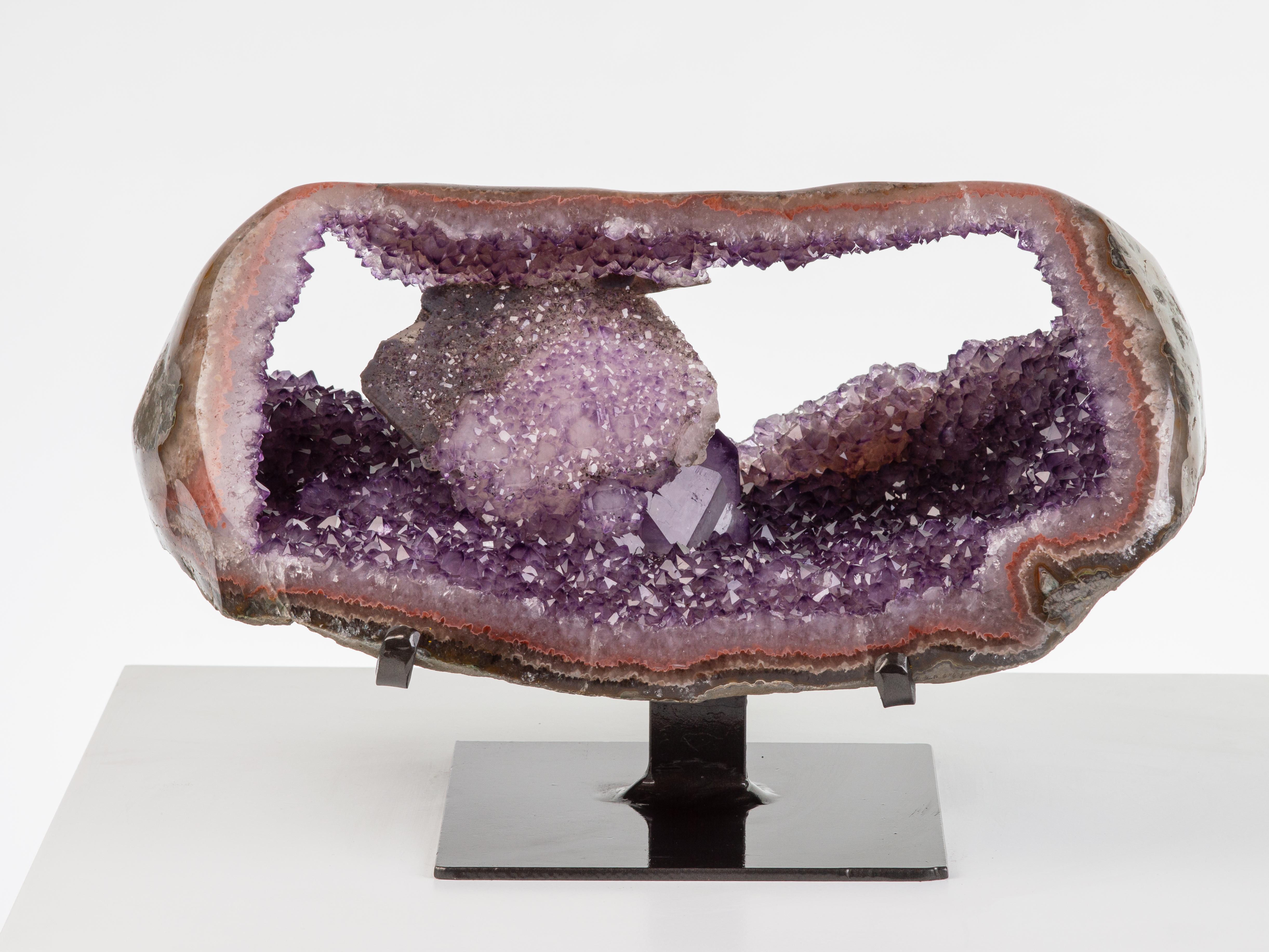 Double Windowed Amethyst-Geode mit achatierten Rändern und seltener Calcite-Formation im Angebot 6