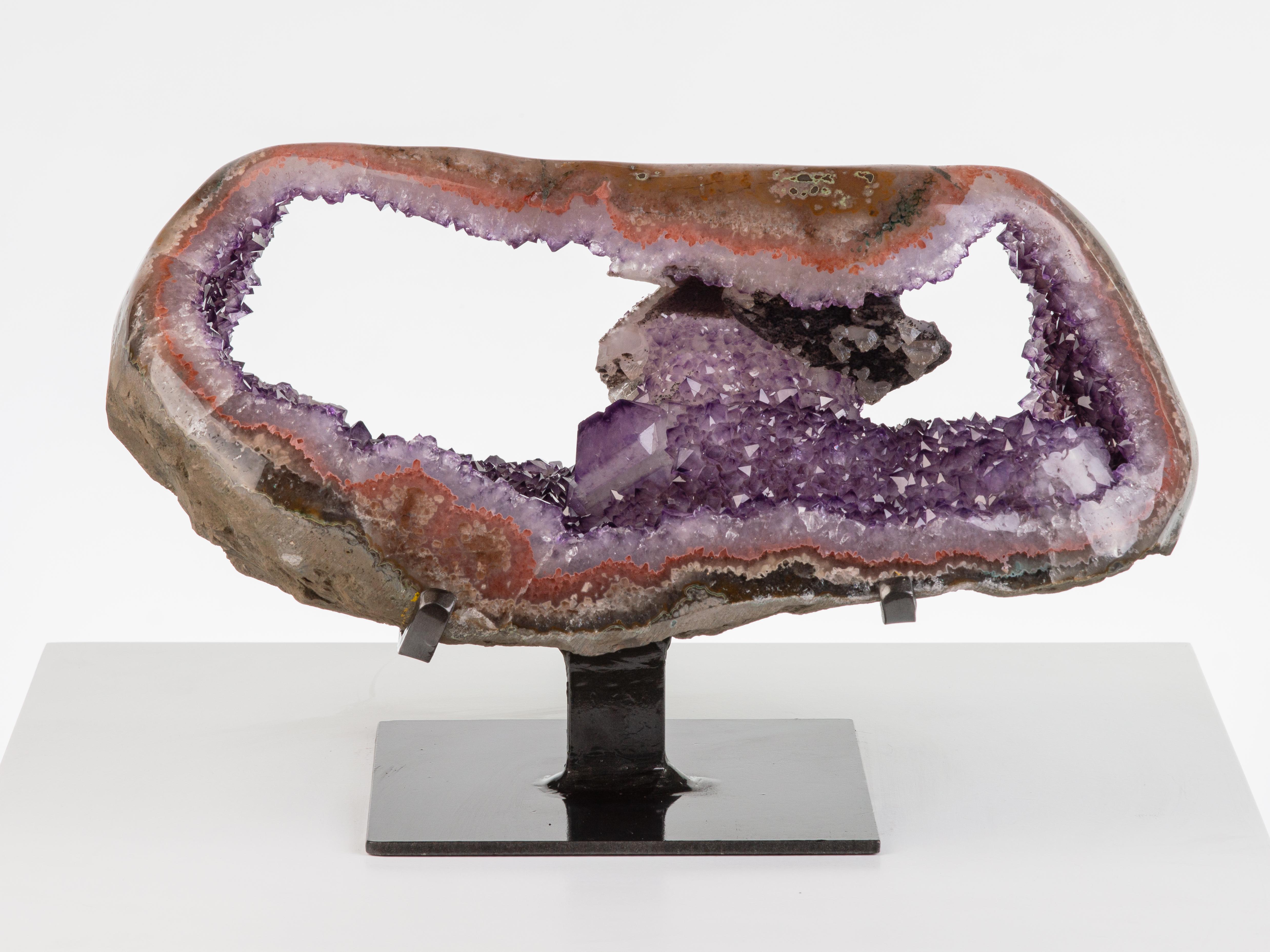 Double Windowed Amethyst-Geode mit achatierten Rändern und seltener Calcite-Formation im Zustand „Hervorragend“ im Angebot in London, GB