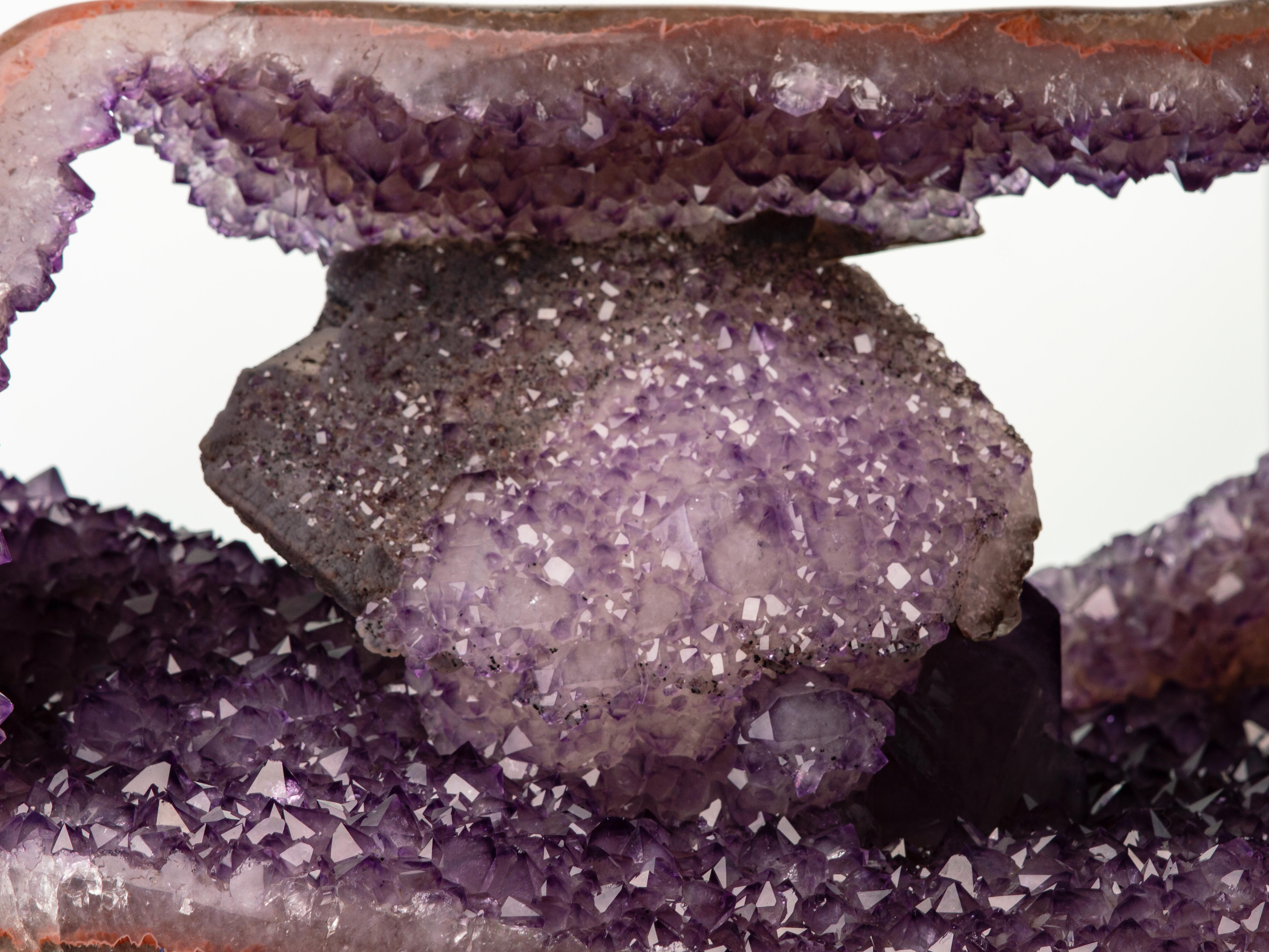 Double Windowed Amethyst-Geode mit achatierten Rändern und seltener Calcite-Formation im Angebot 1