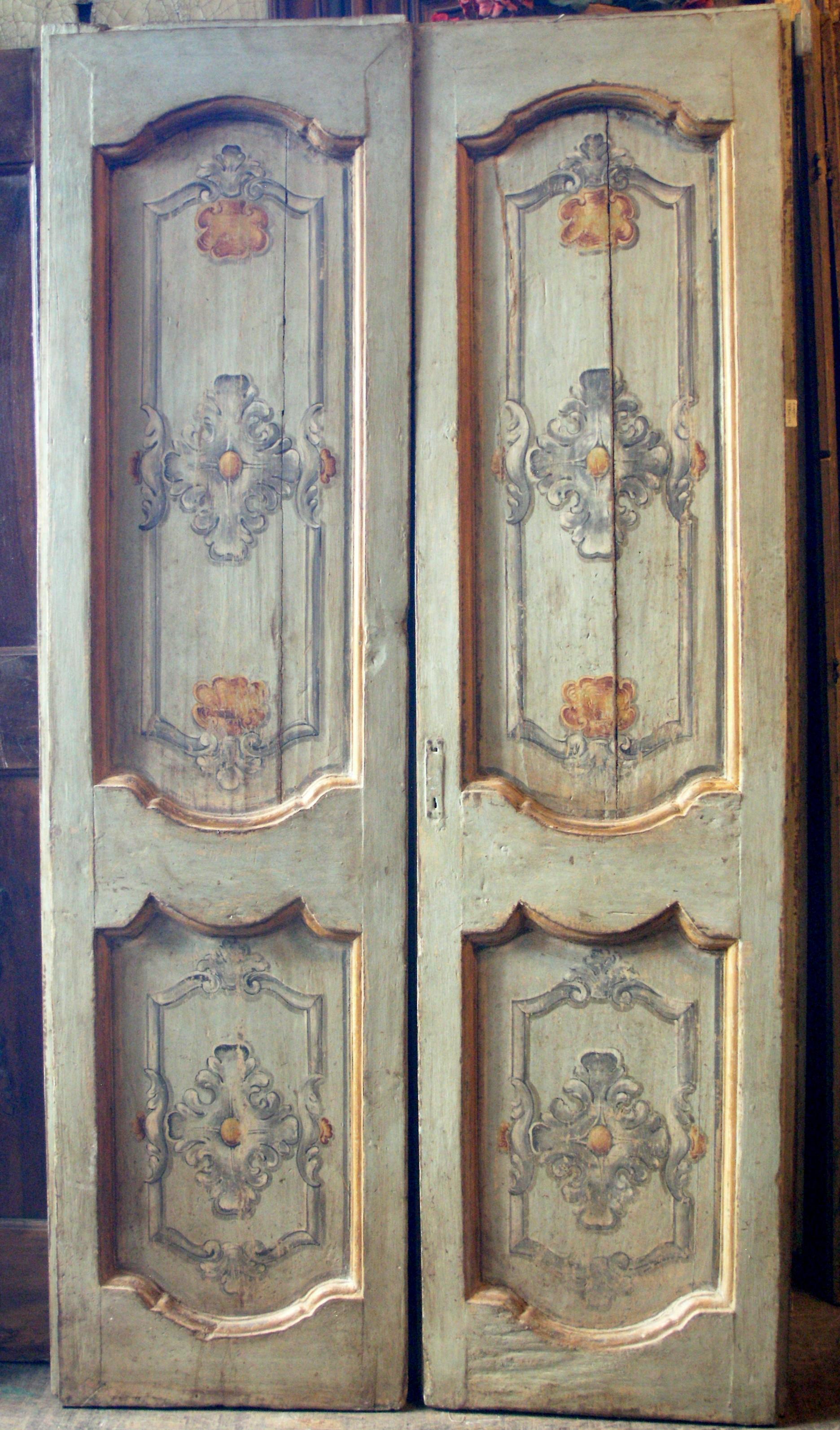 Antike zweiflügelige bemalte Tür, verziert mit geschnitztem Paneel und glatter Rückseite, maximale Größe einschließlich des Anschlags cm B 110 x H 208 x T 7, hat originale Wandkarten zum Schieben, Lichtmaß ohne Anschlag cm B 105 x H