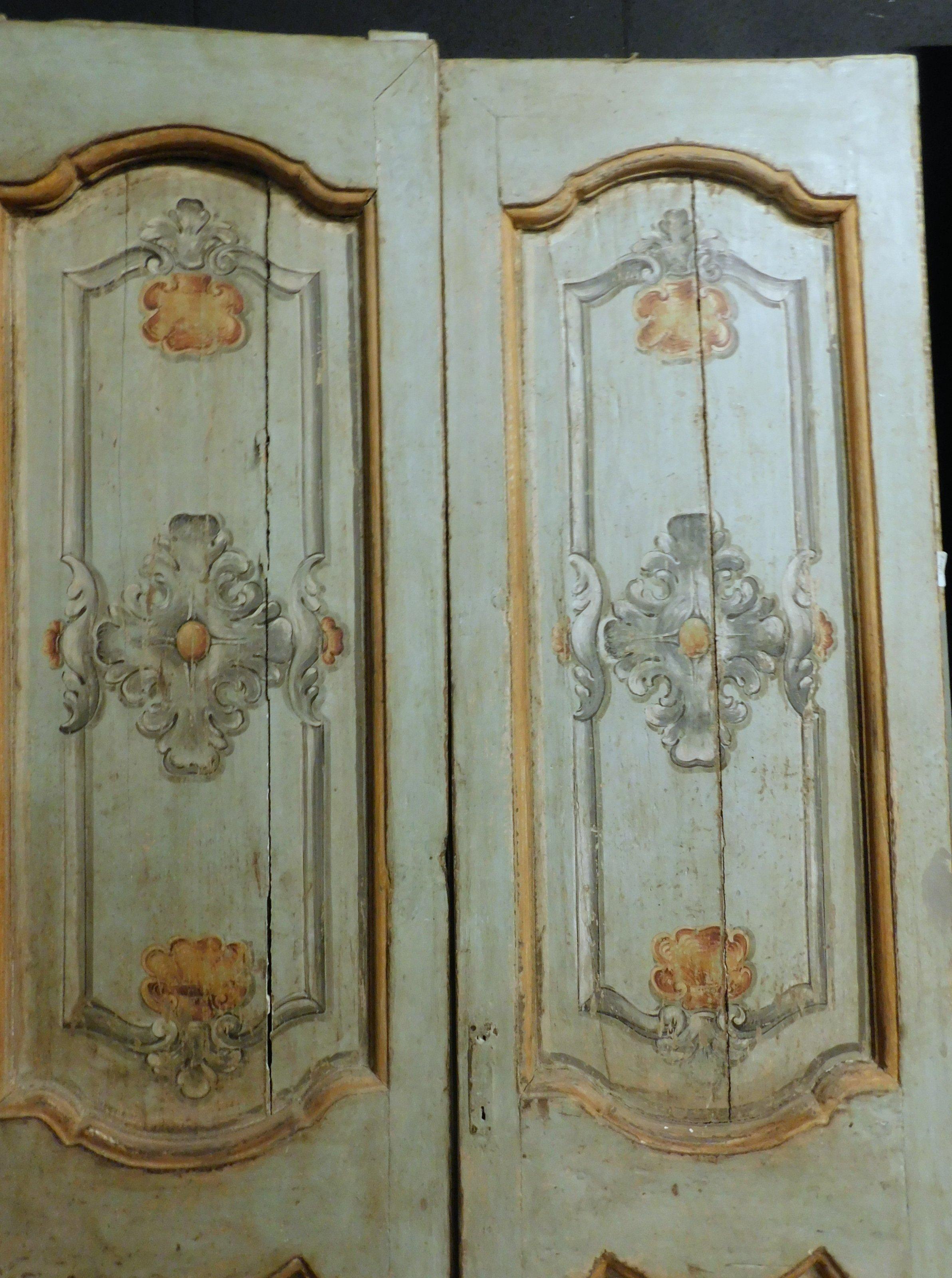Double wing door, carved and painted in the panel, '700 Italy In Good Condition For Sale In Cuneo, Italy (CN)
