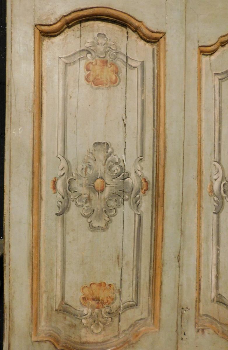 Doppeltür mit Flügeltür, geschnitzt und in der Platte lackiert,700 Italien (18. Jahrhundert und früher) im Angebot