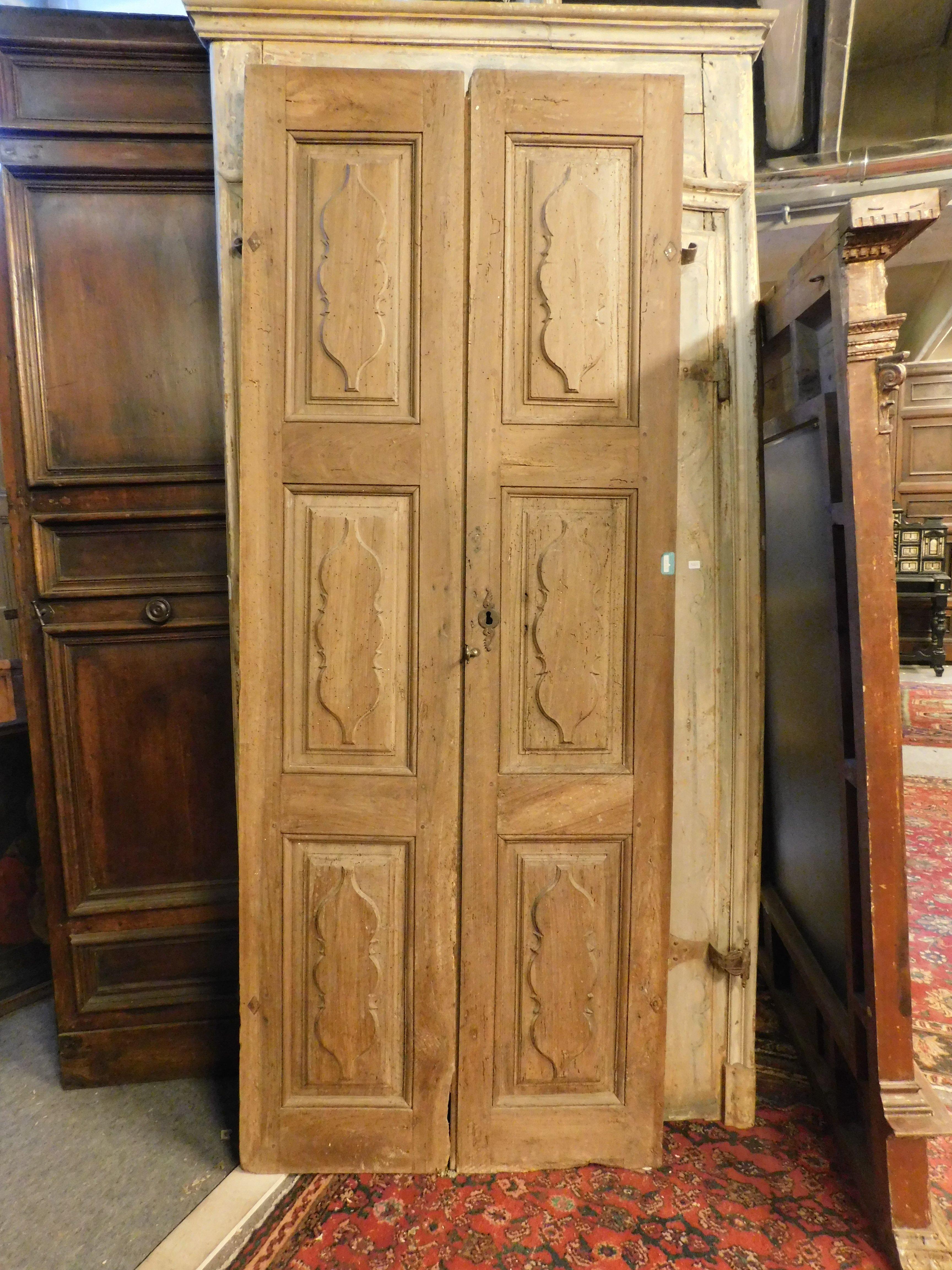 Double wing door, carved with double panel in light walnut wood, hand built in the 18th century, for a palace in Piedmont, Italy.
They now have a push opening and a plain back, but could be modified, measures W 93 x H 241 x D 3 cm