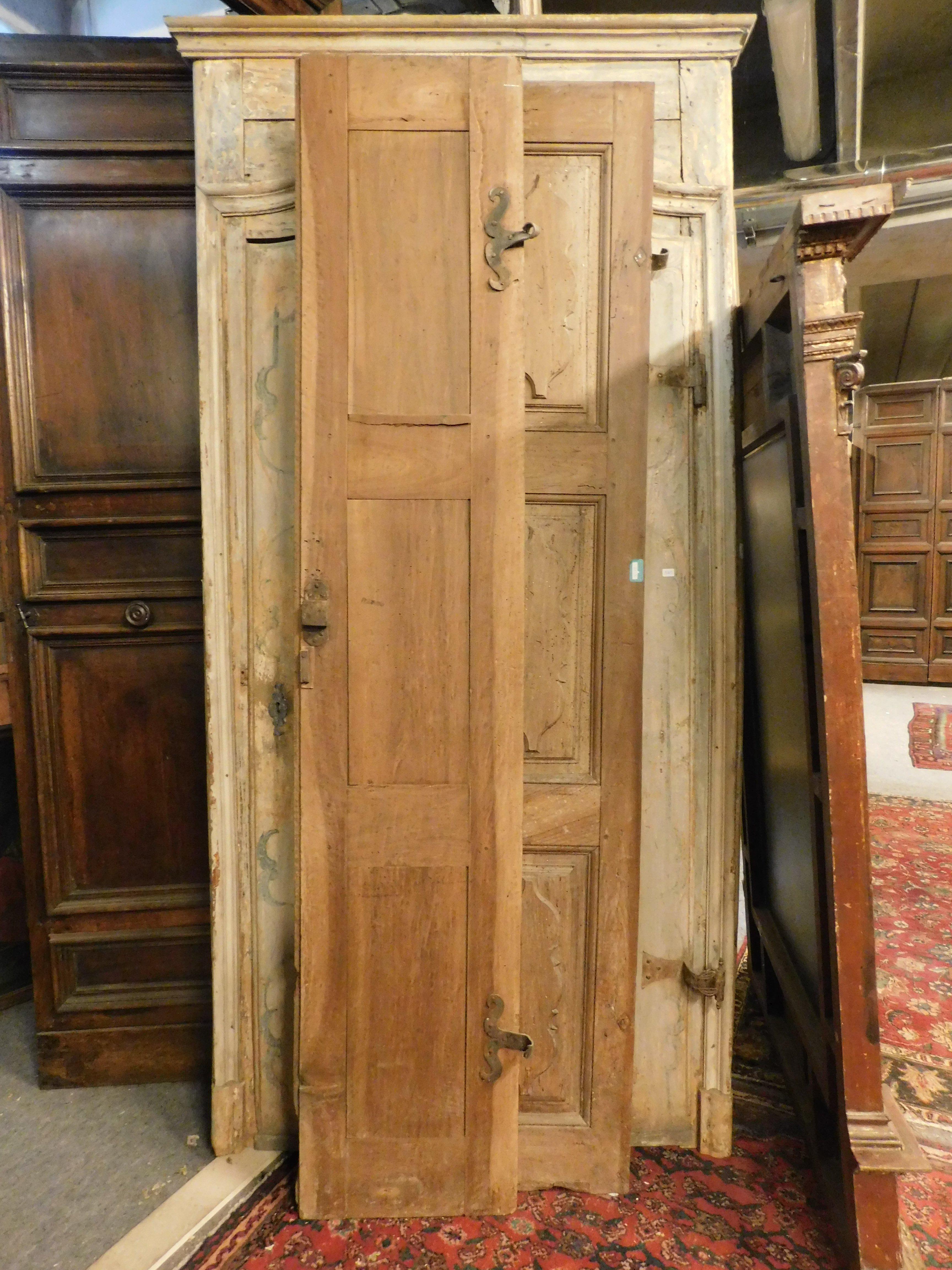Double wing door, carved in walnut, 18th century, Italy For Sale 2