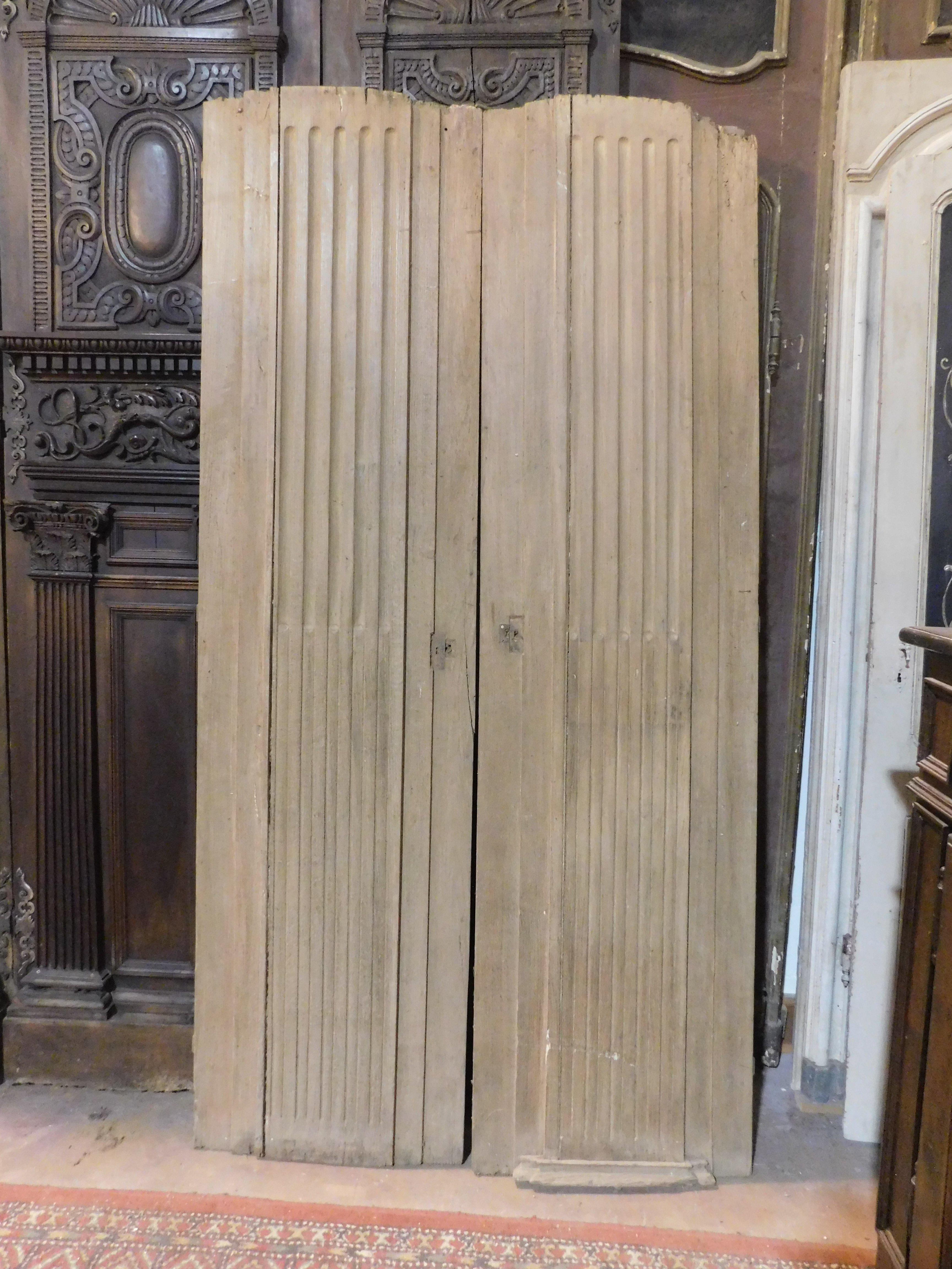 Ancienne porte ancienne à double battant, sculptée en chêne avec des colonnes rayées, sans cadre car elle faisait partie d'une boiserie, avec des charnières à poussoir et un dos en lambris, d'origine du 19ème siècle.
Dimensions cm L 123 x H 233