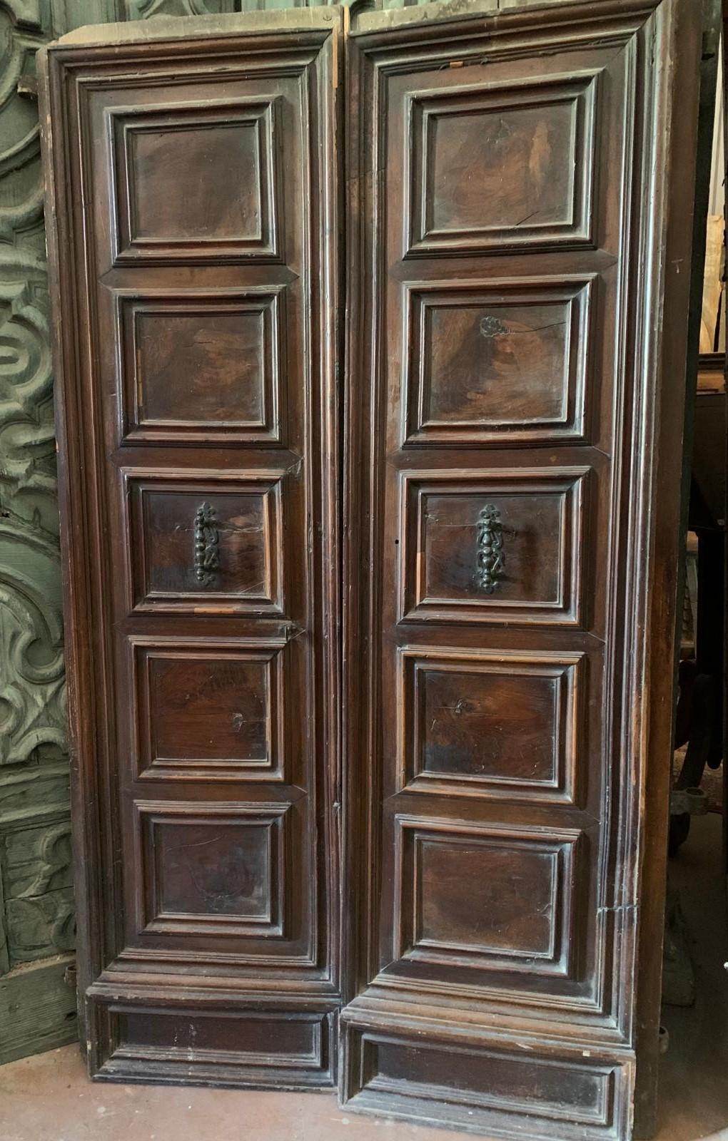 Ancient, antique and beautiful entrance door, double wing door, with front enriched by 10 panels and also veneered in precious walnut wood, complete with knockers and irons, original from the 17th century, from Tuscany.
Smooth and white lacquered