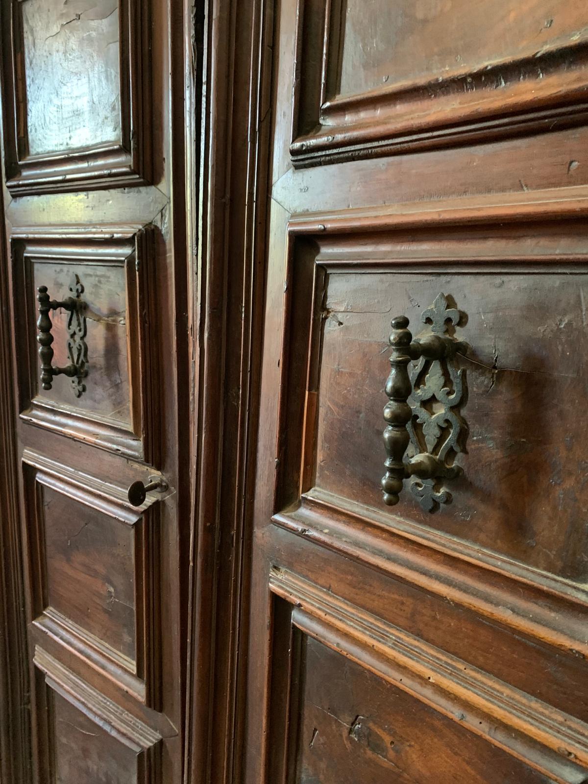 Double wing entrance door, veneered in walnut wood, Tuscany (Italy) In Good Condition For Sale In Cuneo, Italy (CN)