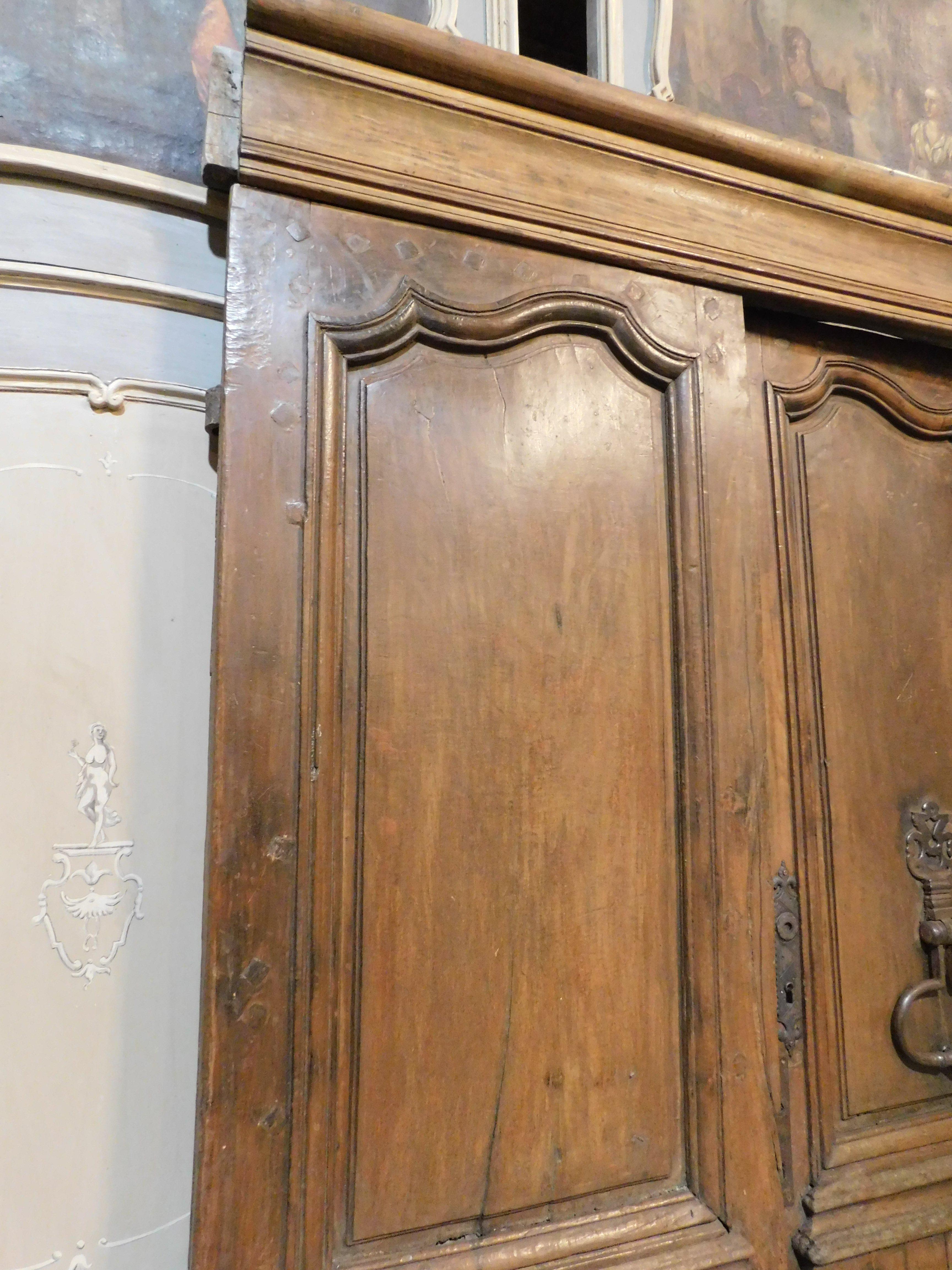 Zwei Flügel-Eingangstür mit Haupttür aus altem Nussbaumholz, geschnitzt in Walnussholz mit Balken, Italien im Zustand „Gut“ im Angebot in Cuneo, Italy (CN)