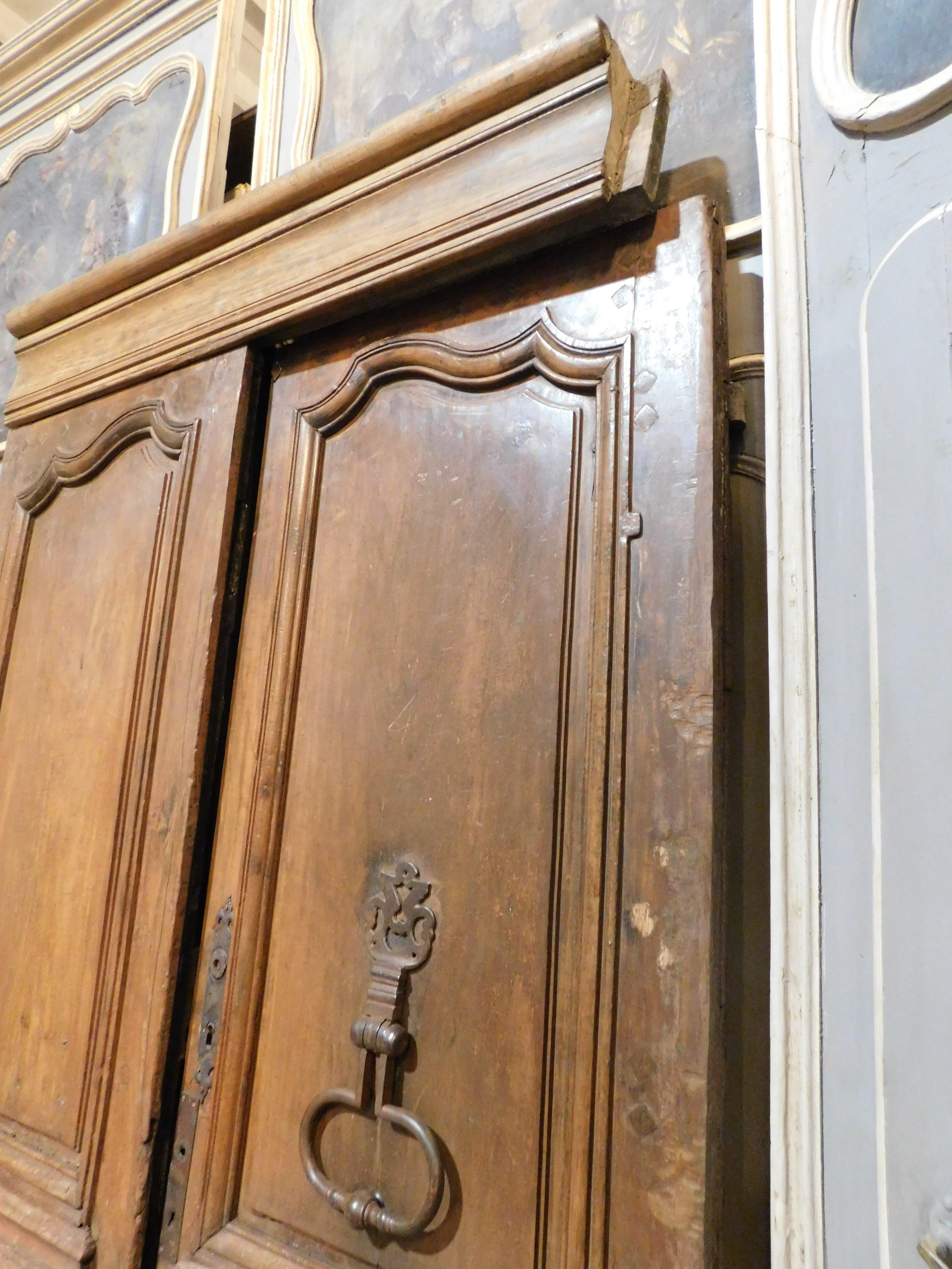 Double wing entrance main old door, carved in walnut wood with beam, Italy For Sale 1