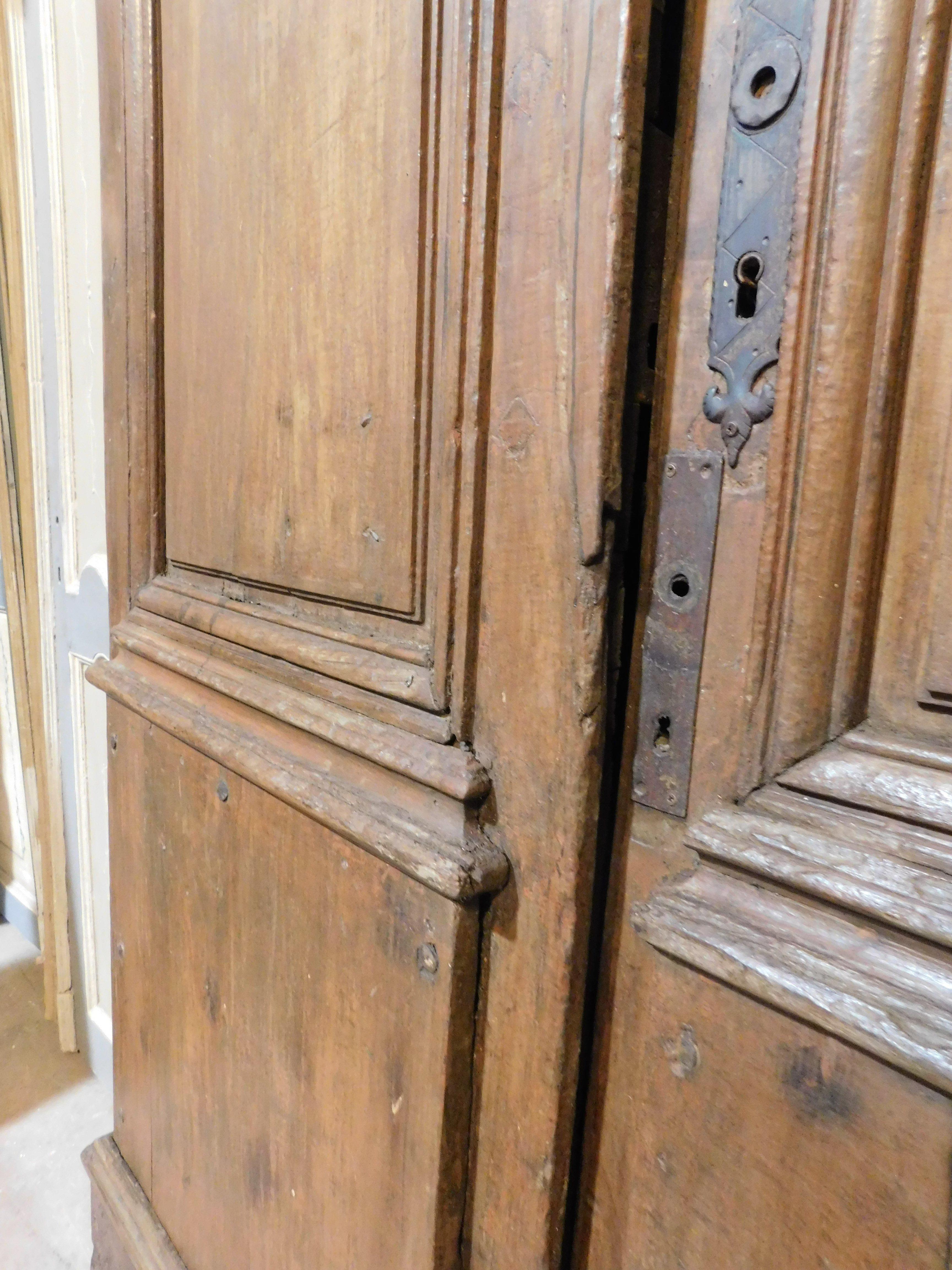 Zwei Flügel-Eingangstür mit Haupttür aus altem Nussbaumholz, geschnitzt in Walnussholz mit Balken, Italien im Angebot 3